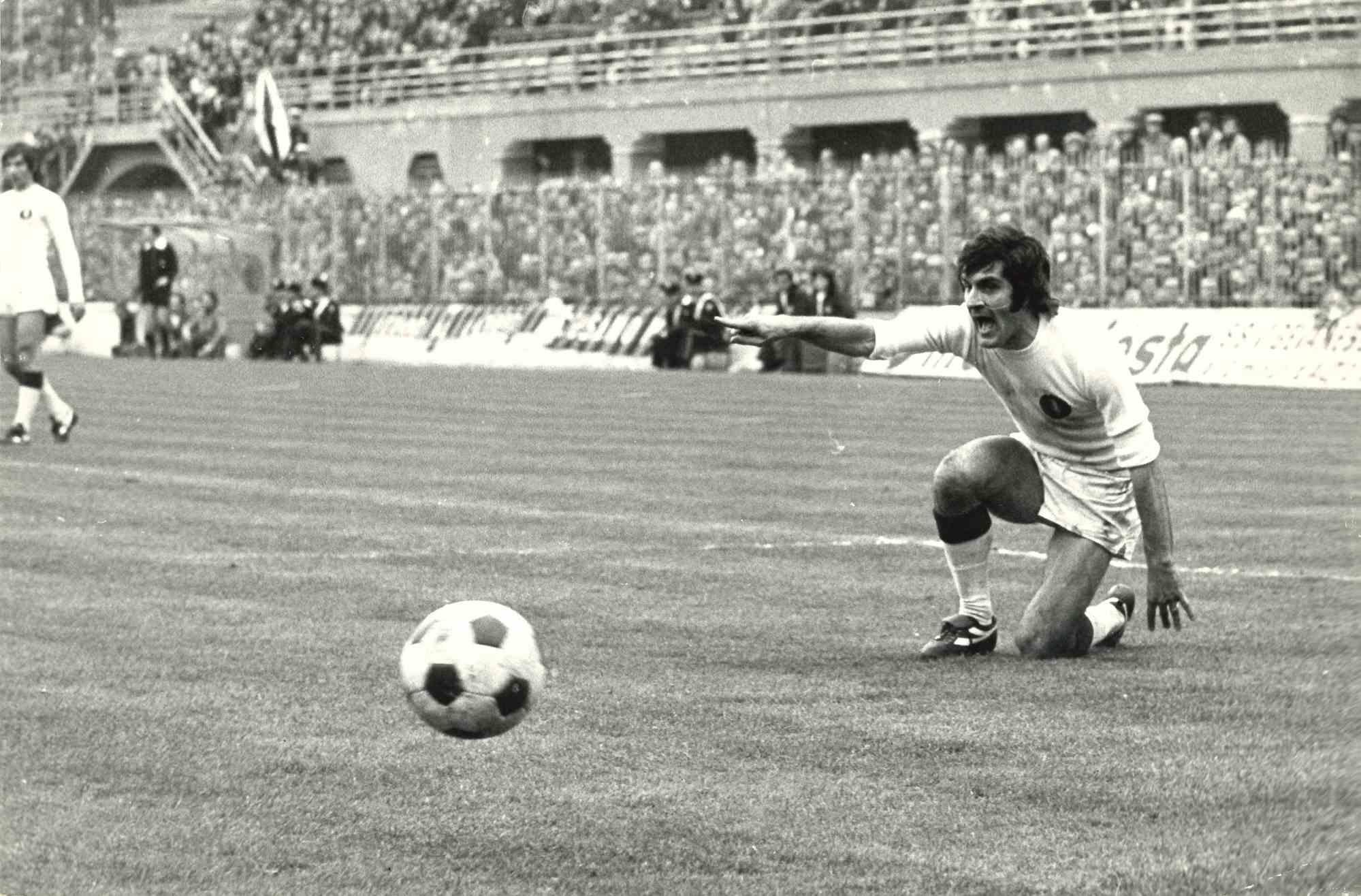 Figurative Photograph Unknown - Paolo Pulici en action - Photo Vintage - 1970
