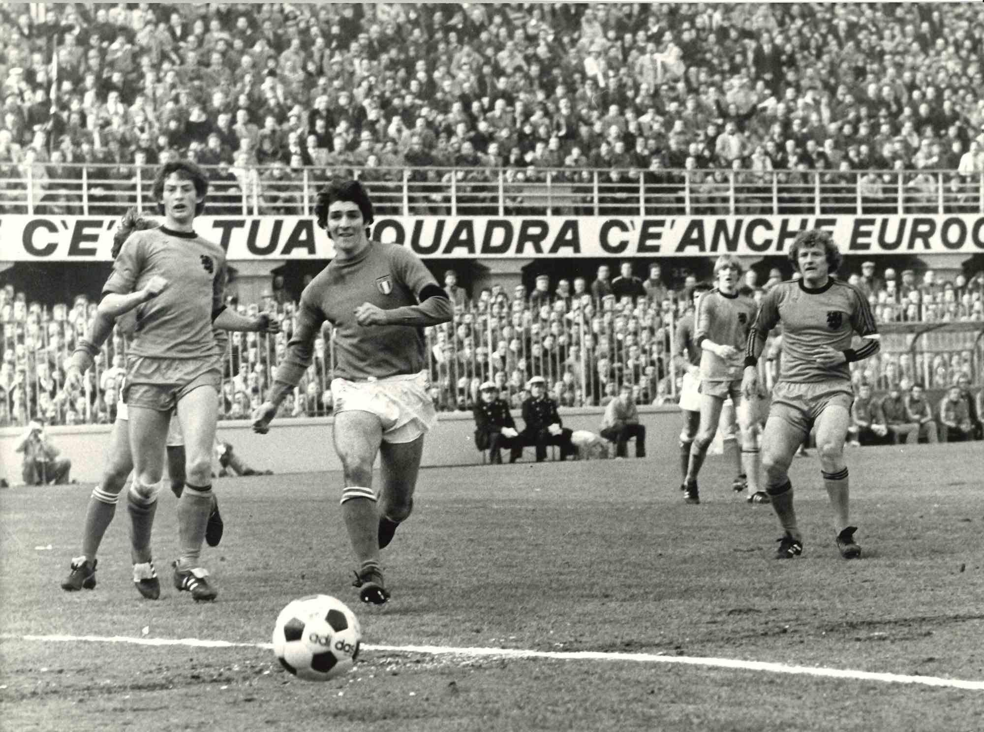 Figurative Photograph di Unknown - Paolo Rossi in azione - Foto d'epoca - Anni '70