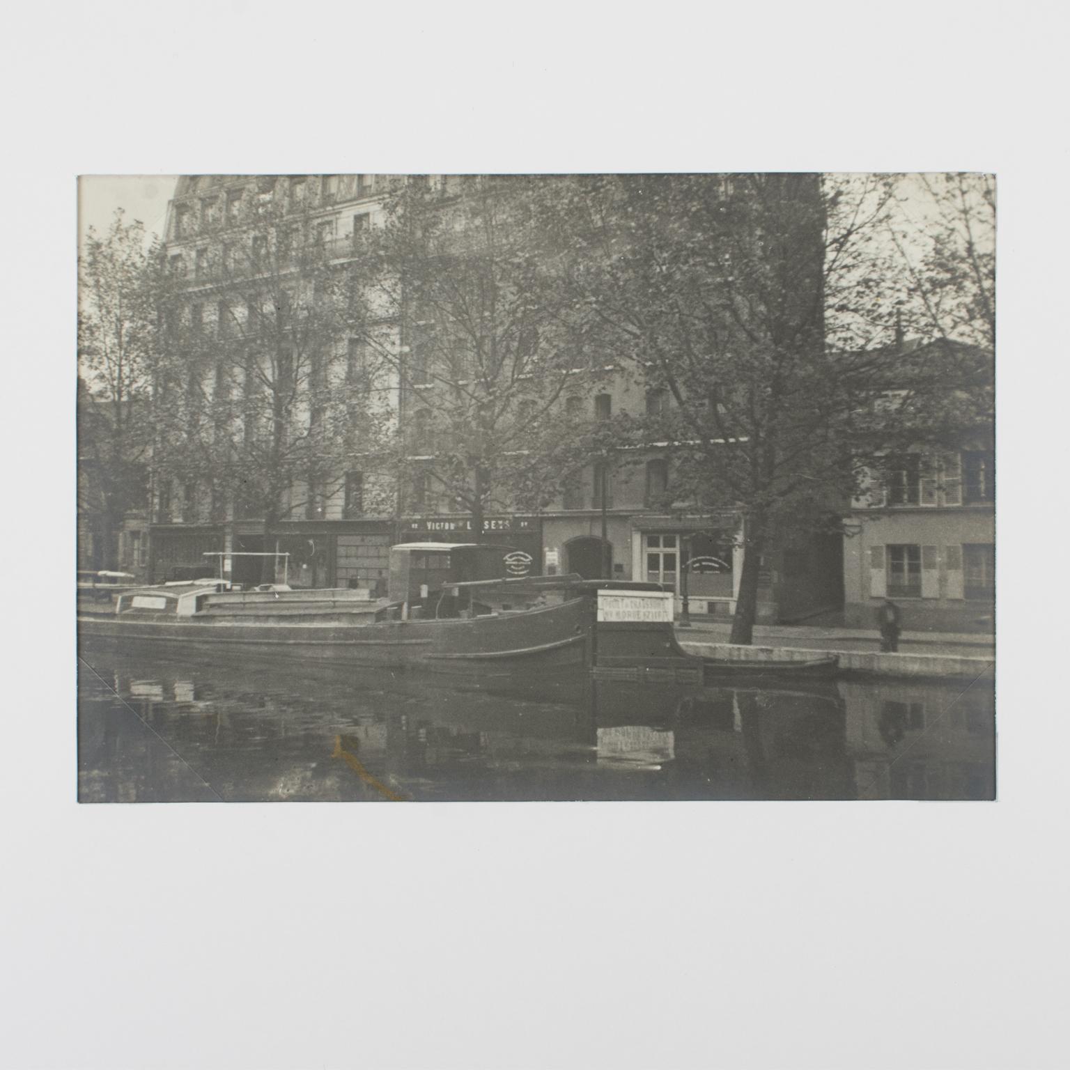 Paris, um 1930, Canal St. Martin, Silber-Gelatine-Schwarz-Weiß-Fotografie – Photograph von Unknown