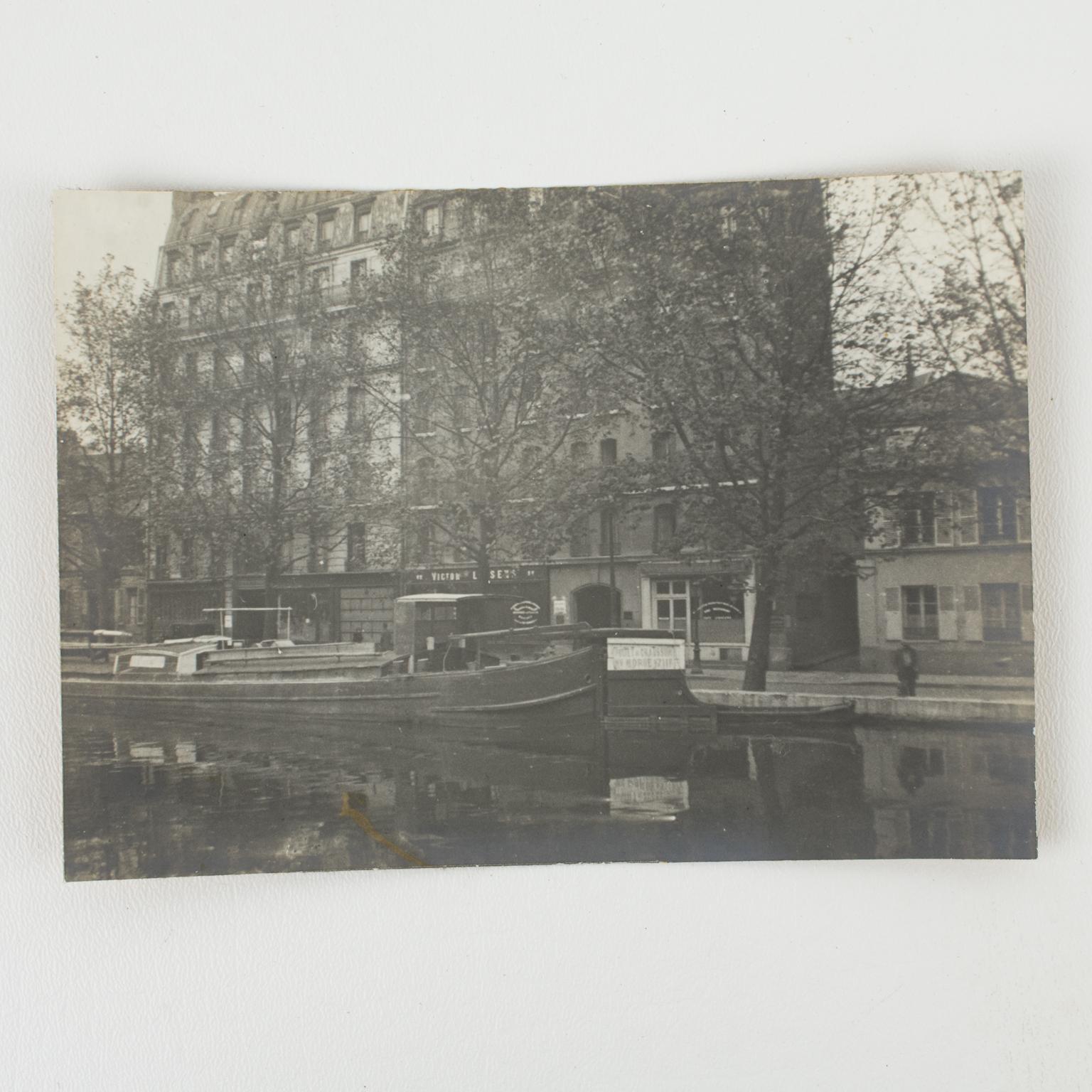Paris, um 1930, Canal St. Martin, Silber-Gelatine-Schwarz-Weiß-Fotografie (Art déco), Photograph, von Unknown