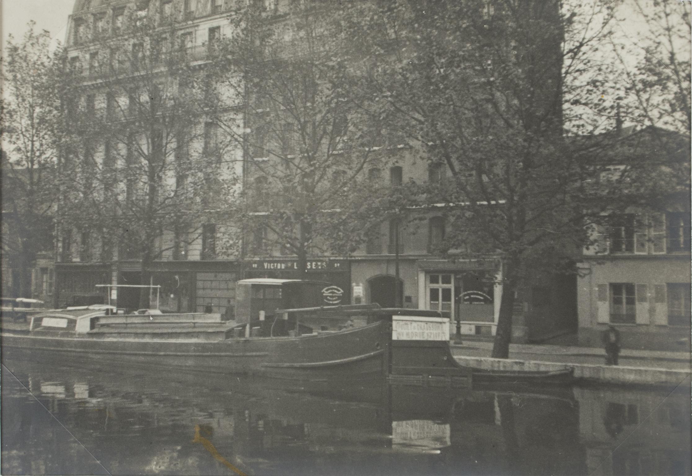 Unknown Landscape Photograph – Paris, um 1930, Canal St. Martin, Silber-Gelatine-Schwarz-Weiß-Fotografie
