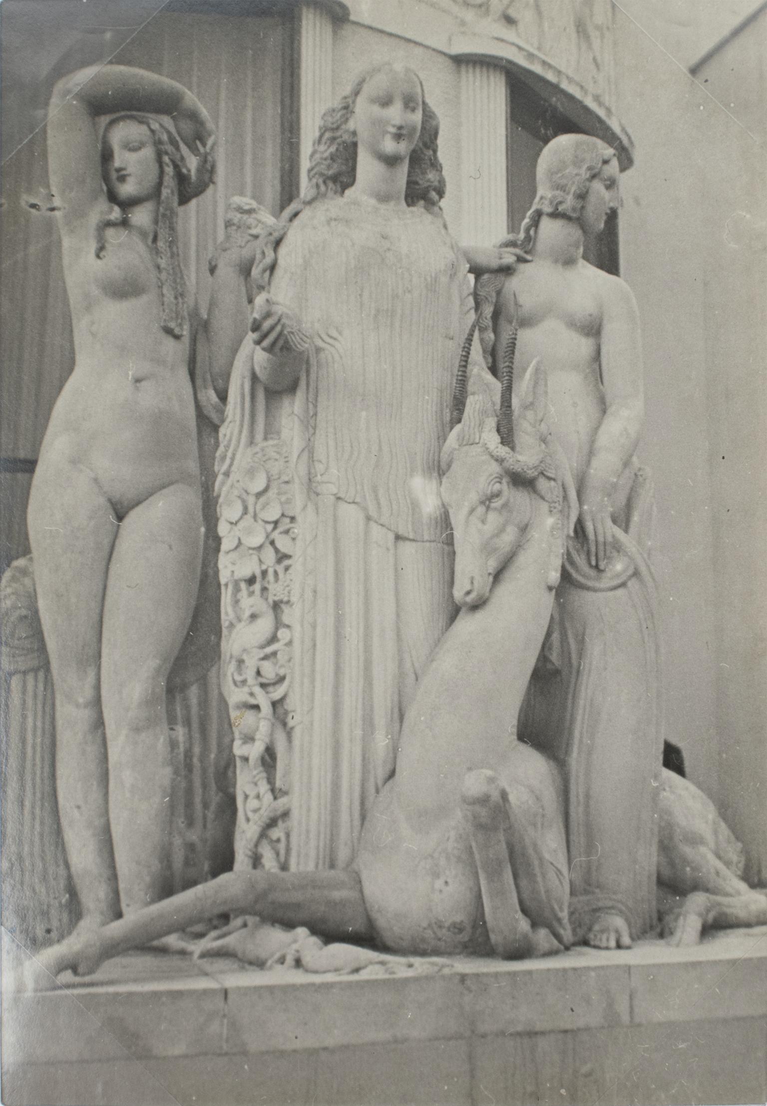 Ein einzigartiges Original-Silbergelatine-Schwarzweißfoto der Presseagentur, Paris 1925. Die Internationale Kunstgewerbeausstellung in Paris, Oktober 1925, mit einer Art-Déco-Skulptur vor dem Hôtel du Collectionneur, dem von Pierre Patout