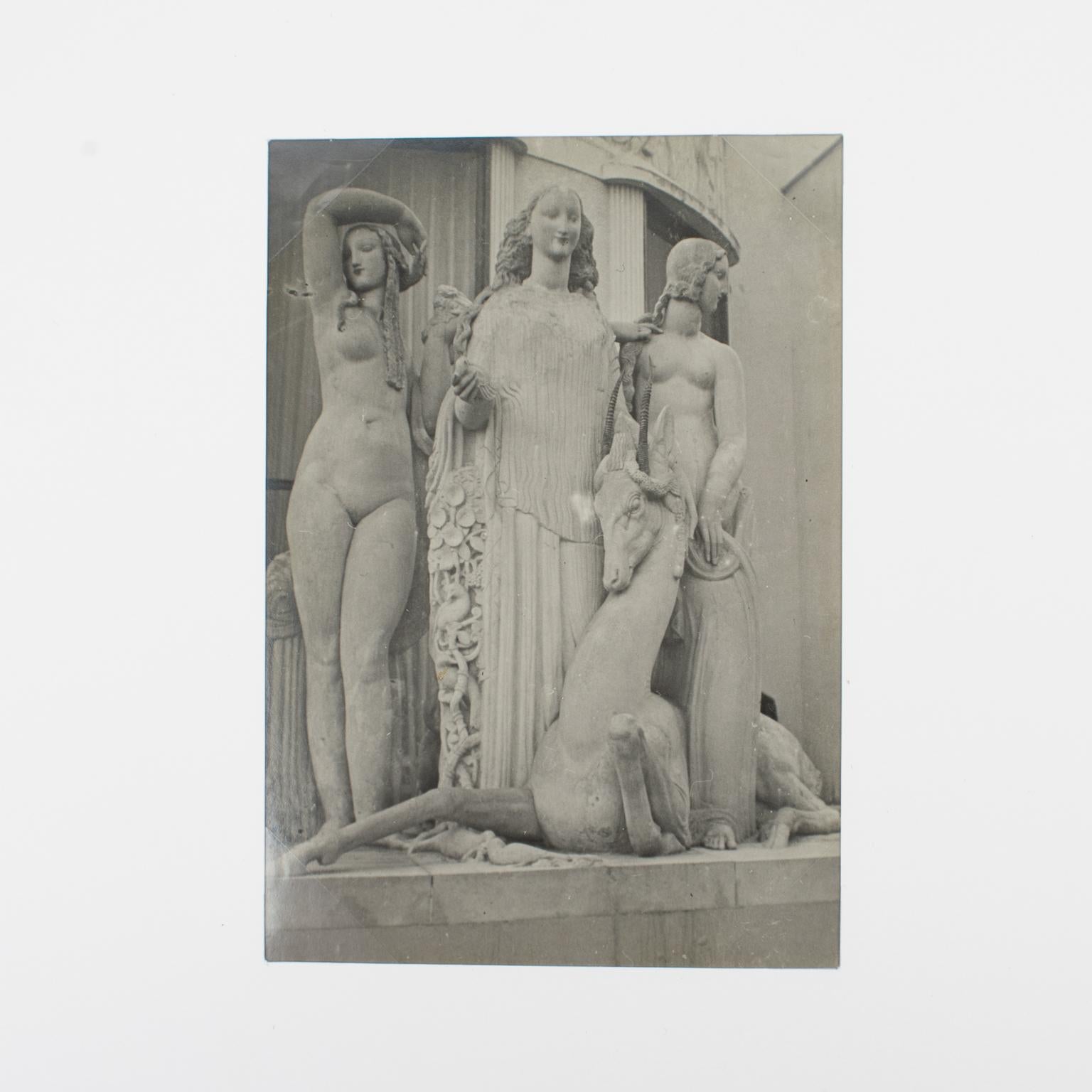 Paris, Dekorative Kunstausstellung 1925 Art-Déco-Skulptur - B- und W-Fotografie im Angebot 2