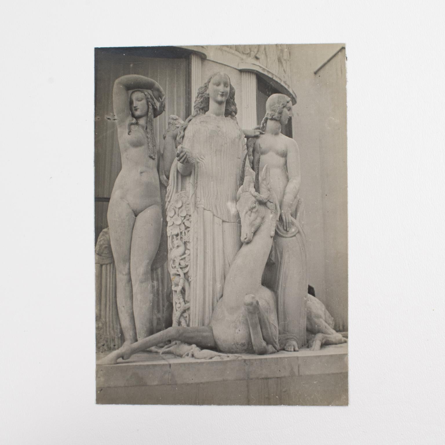 Paris, Dekorative Kunstausstellung 1925 Art-Déco-Skulptur - B- und W-Fotografie im Angebot 3