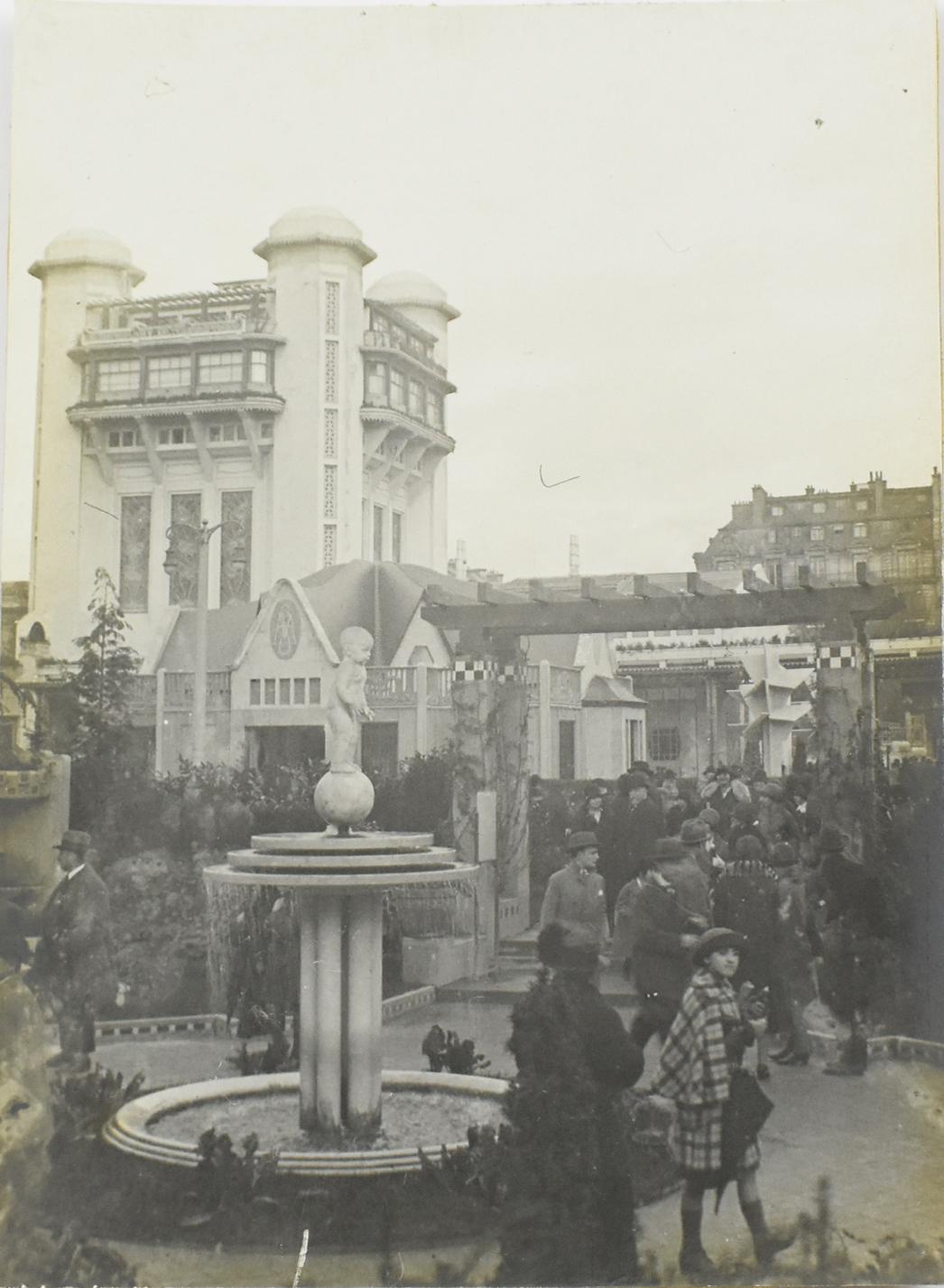 Una fotografía original única en blanco y negro de gelatina de plata de la Agencia Press, París 1925.
Exposición Internacional de Artes Decorativas de París, octubre de 1925, Pabellón del Coleccionista. Al fondo, puedes ver el famoso árbol de