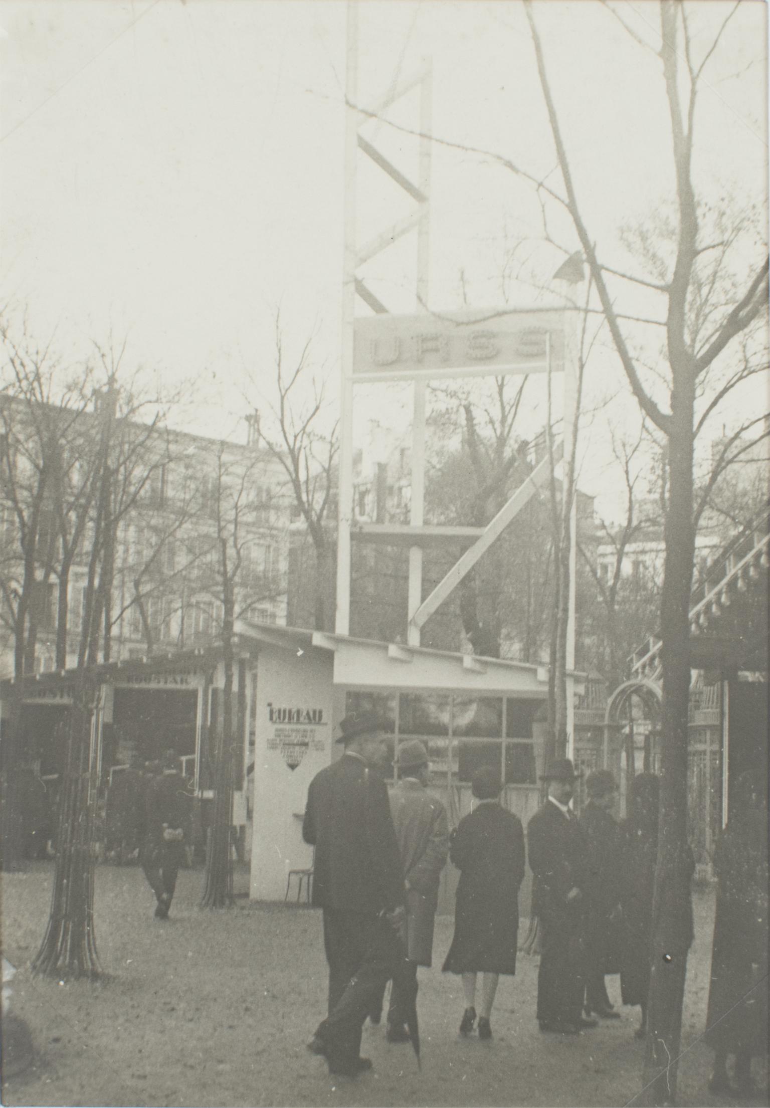 Black and White Photograph di Unknown - Parigi, Esposizione di Art Decor 1925, Il Padiglione Russo, Fotografia B and W
