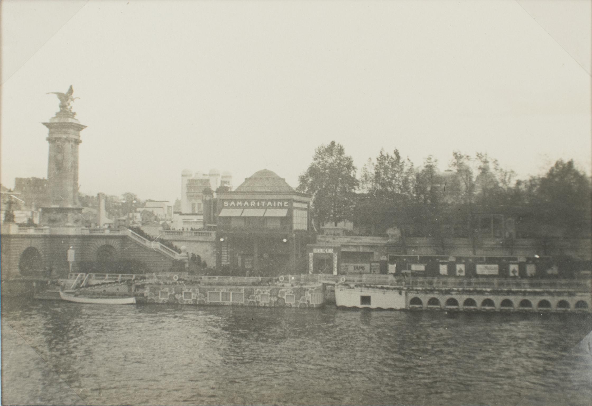 Una fotografía original en blanco y negro con gelatina de plata.
La Exposición Internacional de Artes Decorativas de París, octubre de 1925. Junto al río Sena, Pabellón de los Grandes Almacenes 