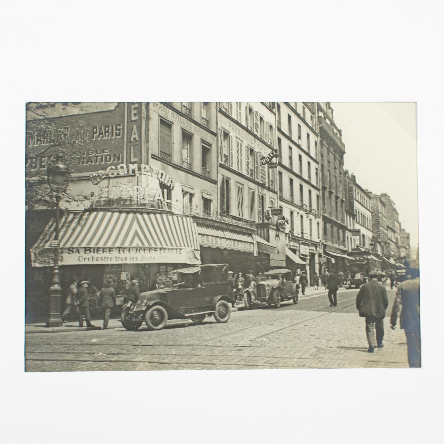 Paris, Faubourg du Temple, 1926, Silbergelatine-Schwarz-Weiß-Fotografie in Schwarz-Weiß – Photograph von Unknown