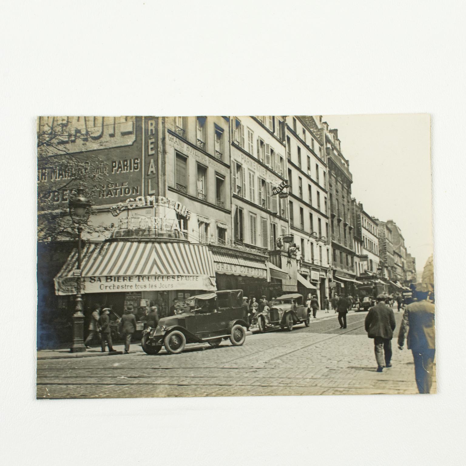 Paris, Faubourg du Temple, 1926, Silbergelatine-Schwarz-Weiß-Fotografie in Schwarz-Weiß (Art déco), Photograph, von Unknown