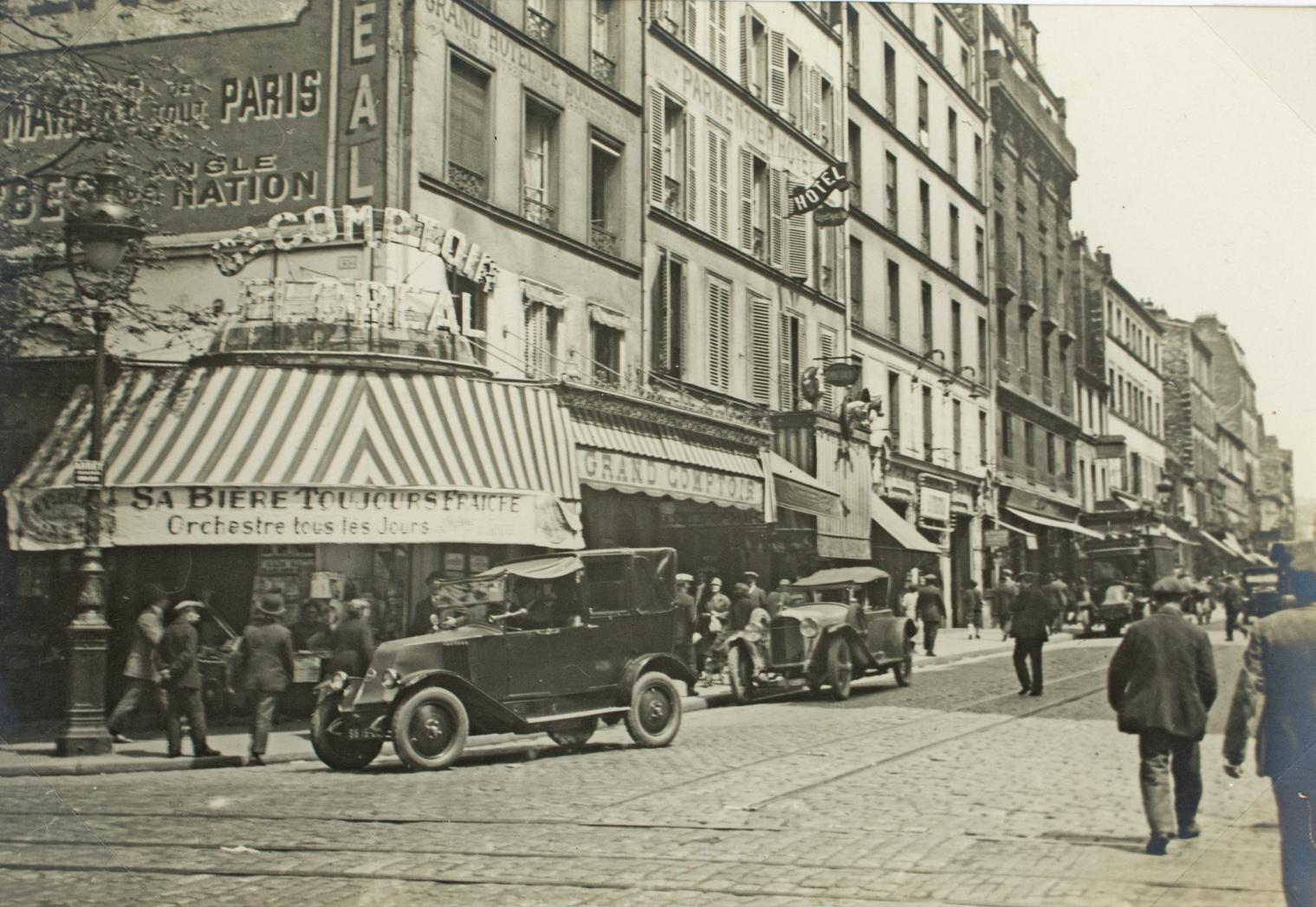 Una fotografía original en blanco y negro con gelatina de plata. París, Faubourg du Temple, vista de uno de los numerosos cafés de París, 1926.
Características:
Fotografía original impresa en gelatina de plata sin enmarcar.
Fotografía de