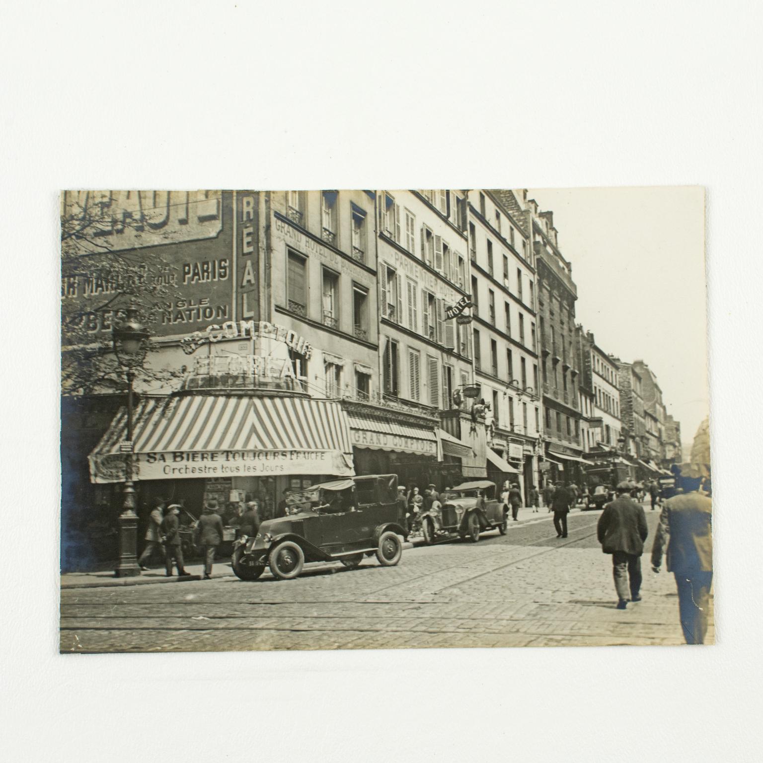 París, Faubourg du Temple, 1926, Fotografía en blanco y negro de gelatina de plata en venta 2