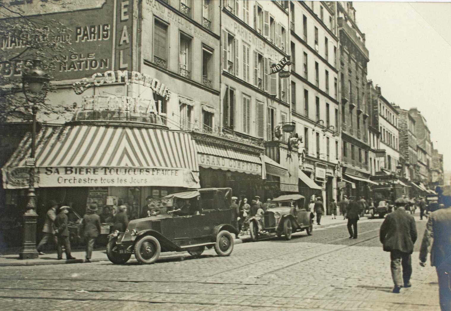 Unknown Landscape Photograph – Paris, Faubourg du Temple, 1926, Silbergelatine-Schwarz-Weiß-Fotografie in Schwarz-Weiß