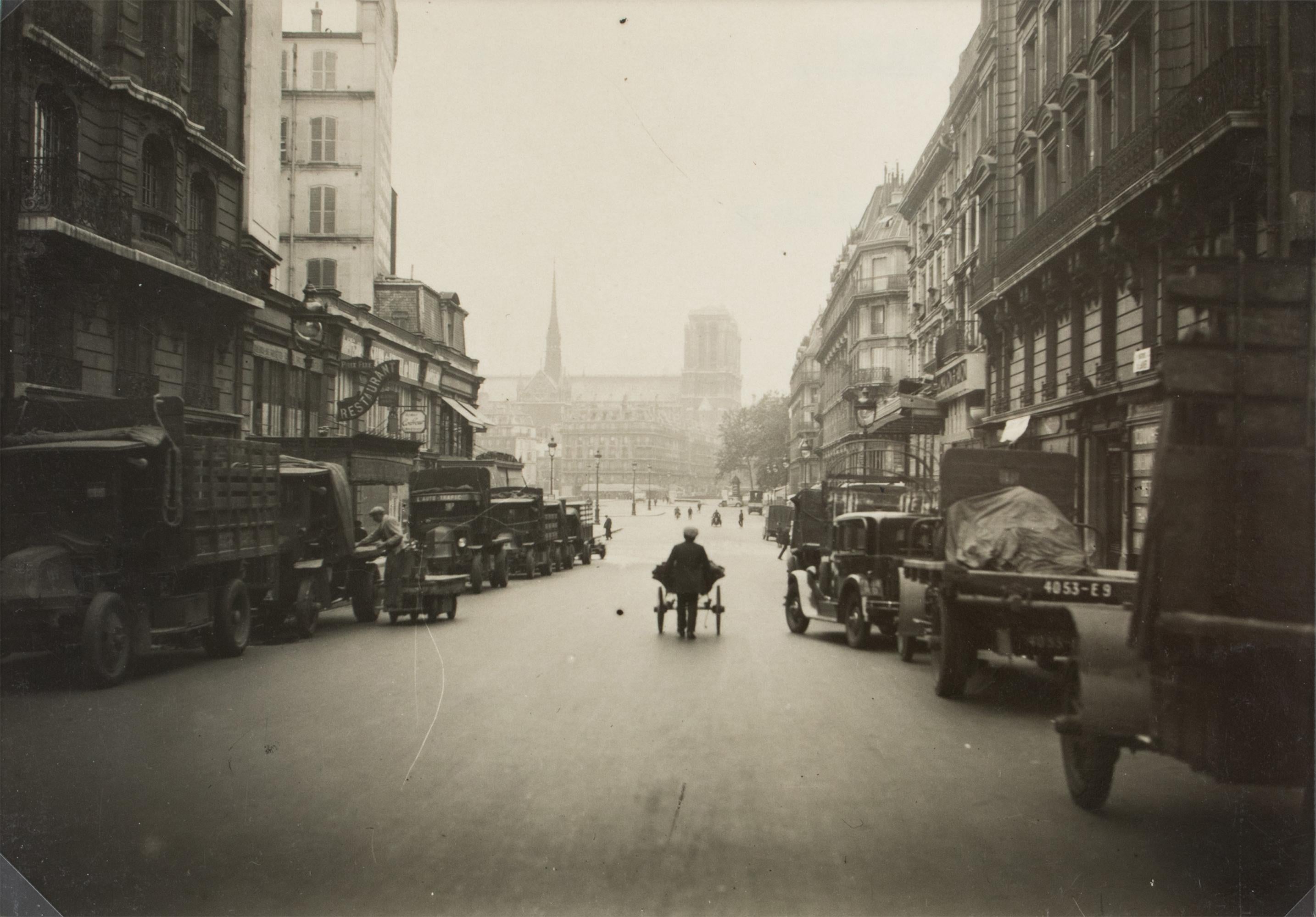 Paris, Les Halles Market, Silver Gelatin Black and White Photography, circa 1940 For Sale 3