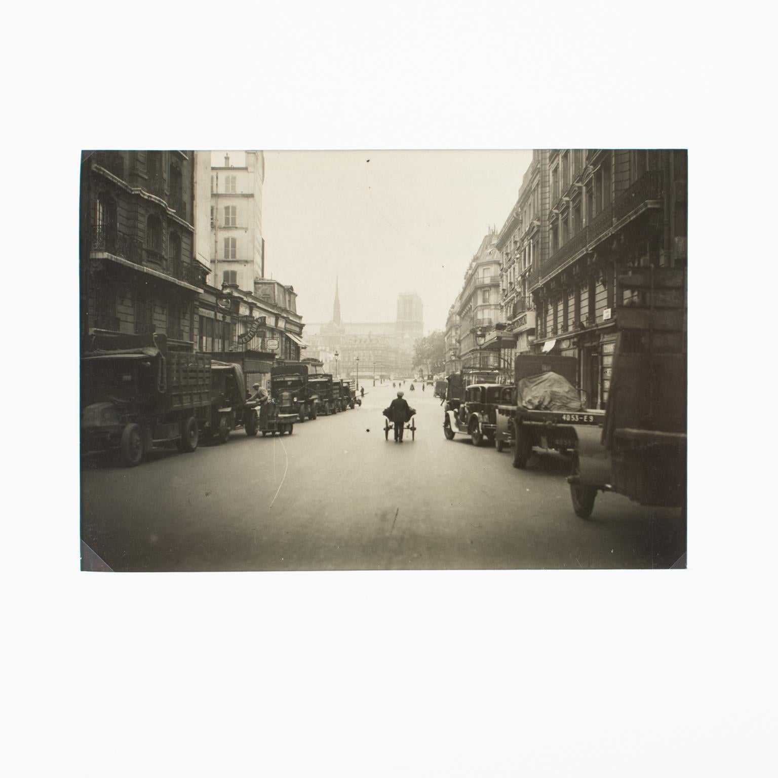 A unique original silver gelatin black and white photograph by Keystone View and Co. 
View of The Halles Market in Paris, circa 1940.
Features:
Original silver gelatin print photography unframed.
Press photography.
Press agency: KEYSTONE VIEW CO,