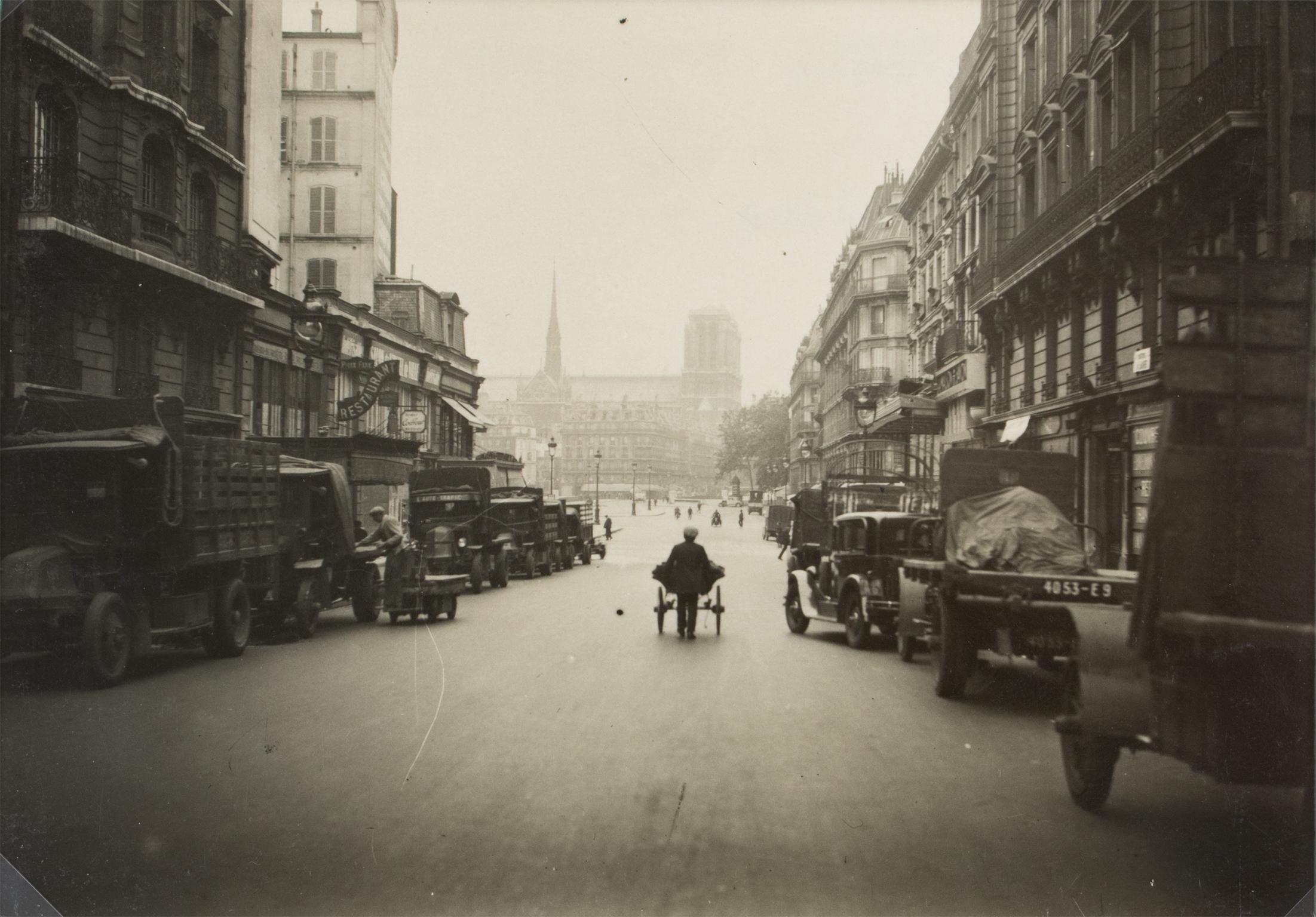 Unknown Landscape Photograph - Paris, Les Halles Market, circa 1940, Silver Gelatin Black - White Photography