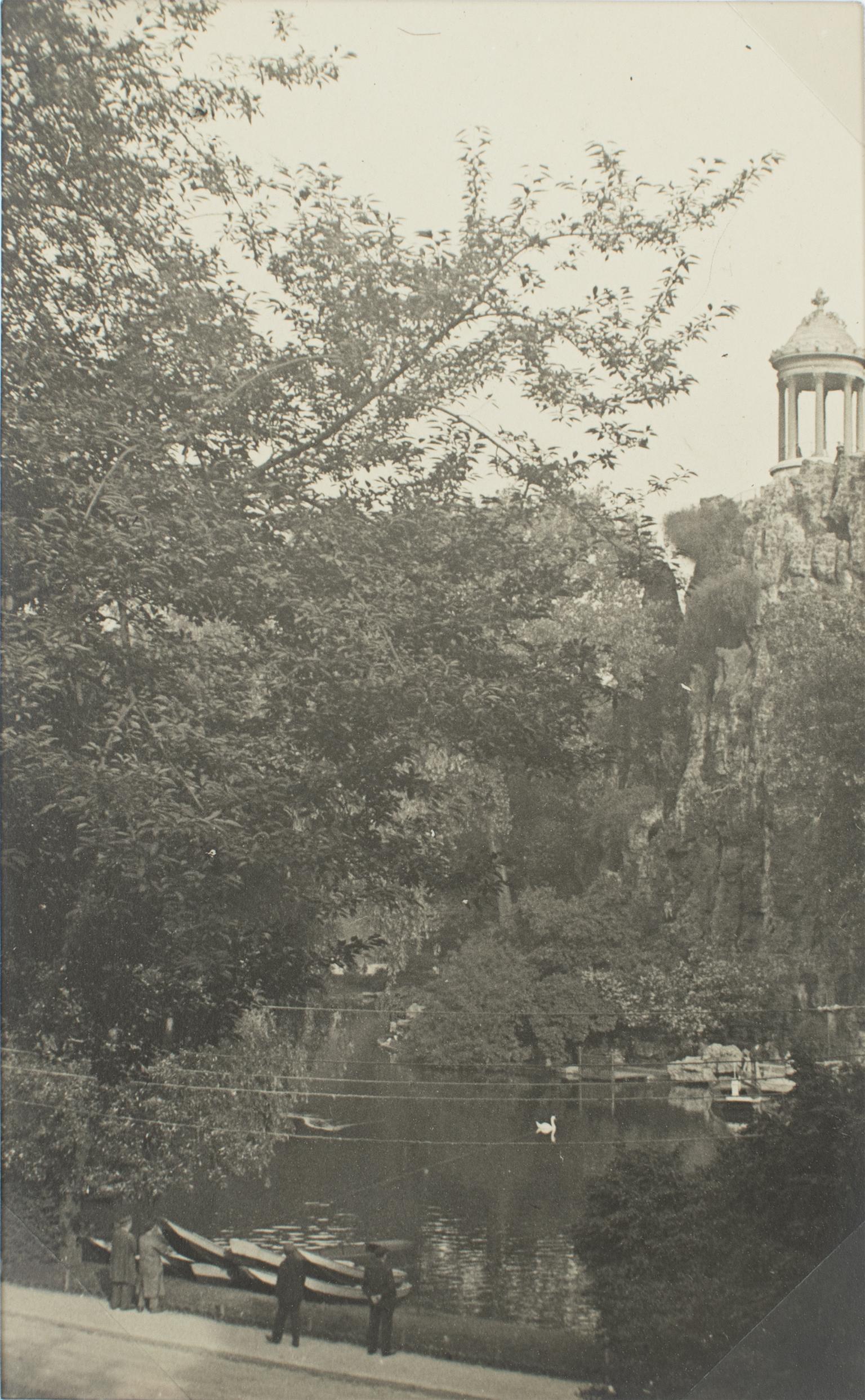 Eine einzigartige Original-Silbergelatine-Schwarzweißfotografie. Paris, Park der Buttes Chaumont, um 1930.
Merkmale:
Original Silber Gelatine Druck Fotografie Unframed.
Pressefotografie.
Presseagentur: Anonym.
Fotograf: Anonym.
Titel: Paris, Die