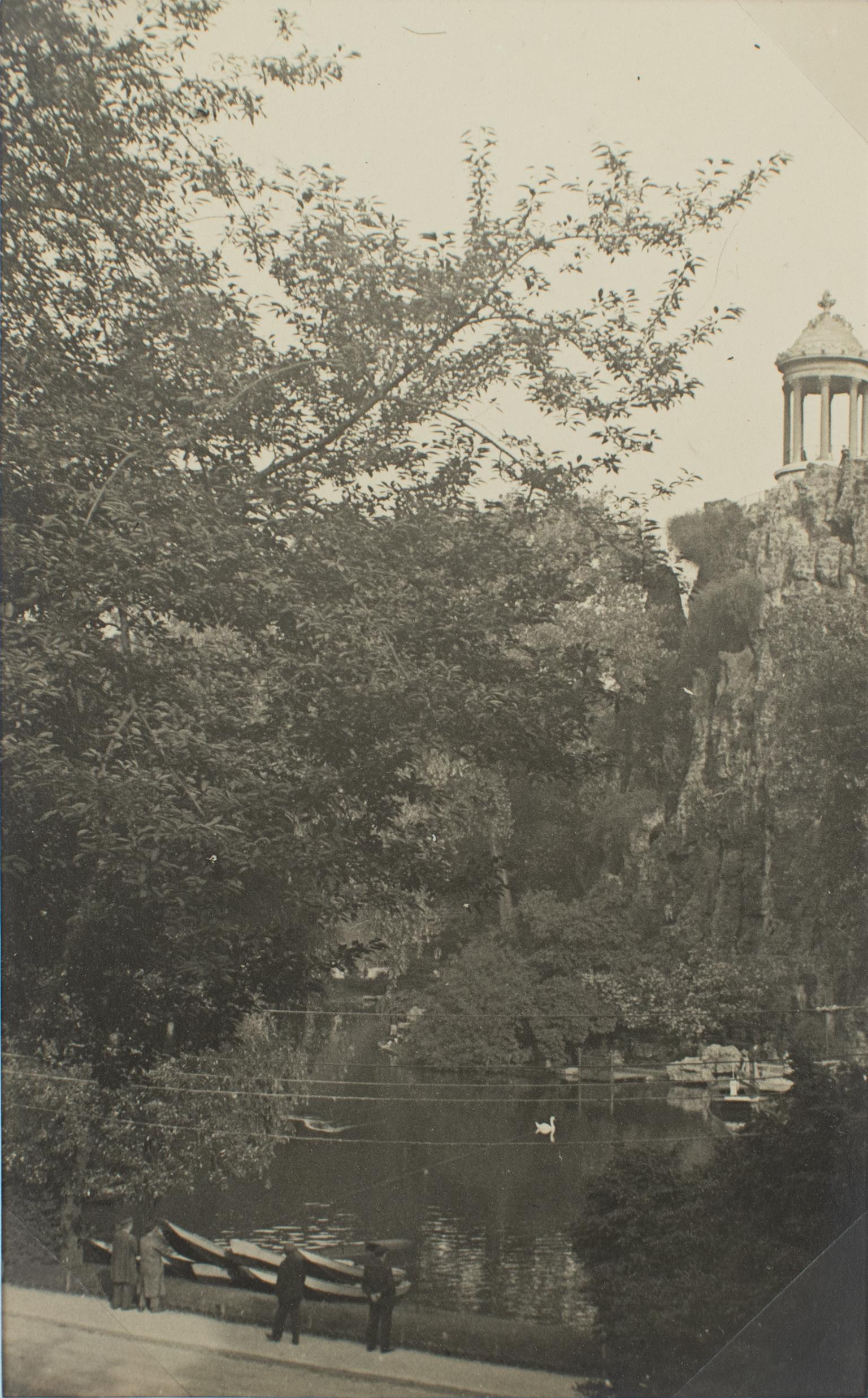 Paris, The Buttes Chaumont Park 1930, Silber-Gelatine-Schwarz-Weiß-Fotografie im Angebot 1
