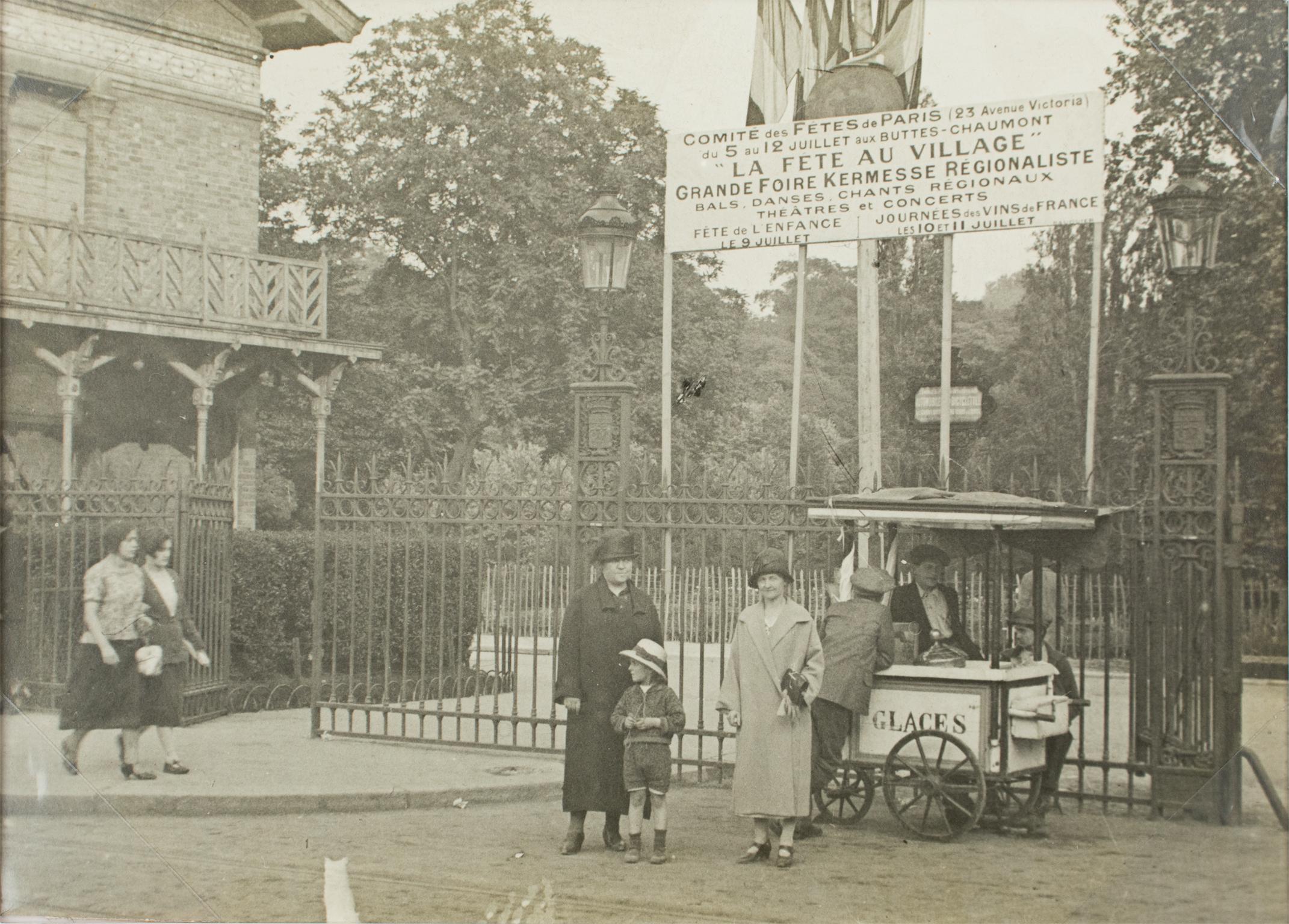 Black and White Photograph Unknown - Paris, The Buttes Chaumont Public Garden, photographie à la gélatine argentique B et W