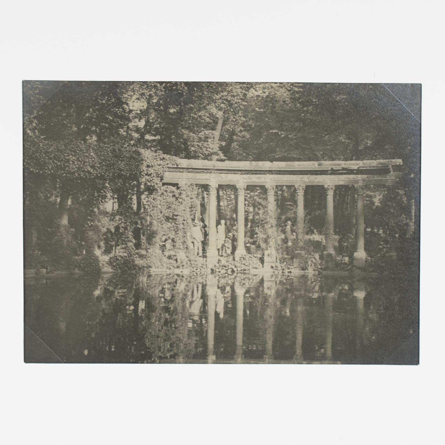 A unique original silver gelatin black and white photography. Paris, The Parc Monceau public garden, 20th June 1926.
Features:
Original Silver Gelatin Print Photography Unframed.
Press Photography.
Press Agency: Anonymous.
Photographer: