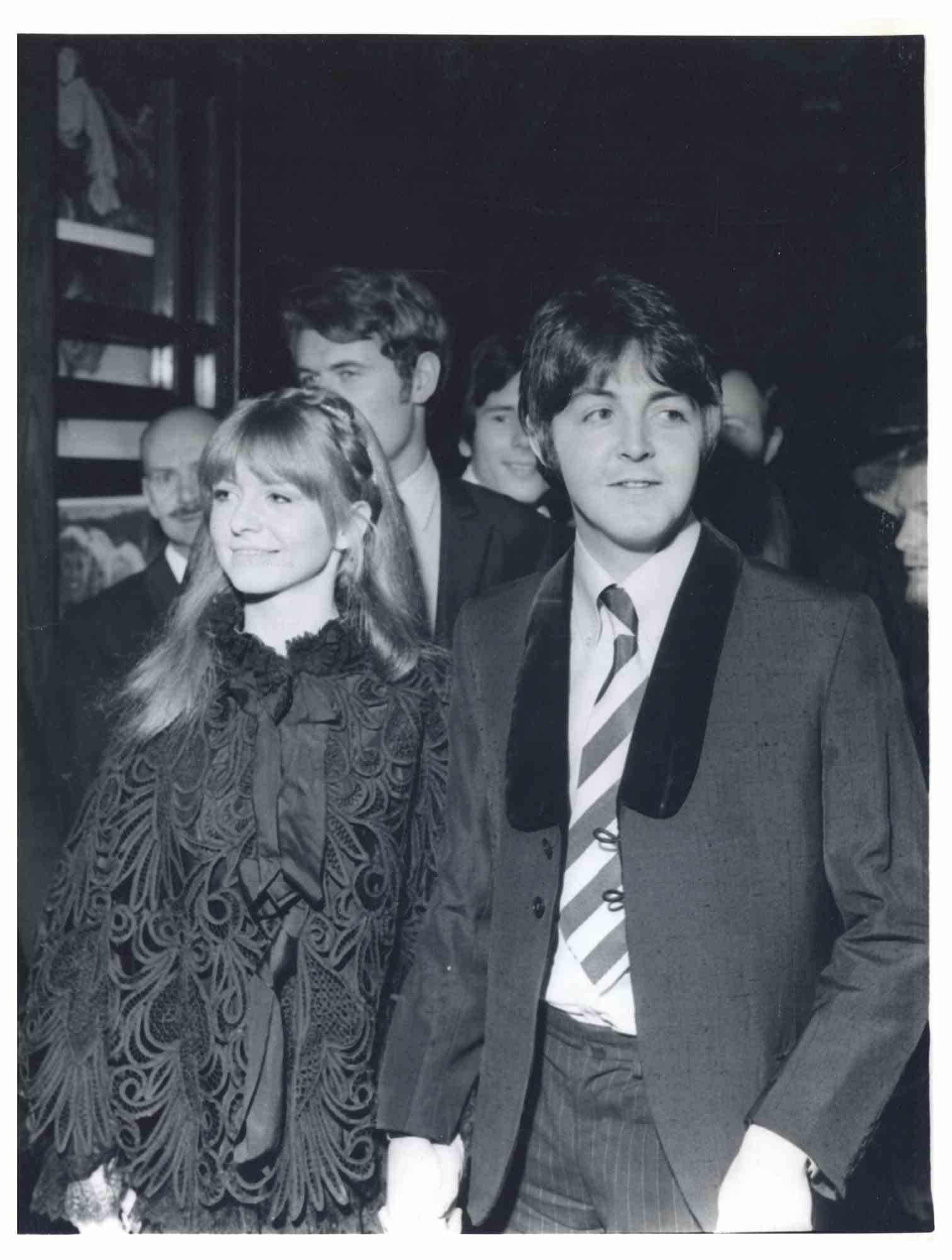 Portrait Photograph de Unknown - Paul McCartney y Jane Asher en 1968 - Fotografía de época