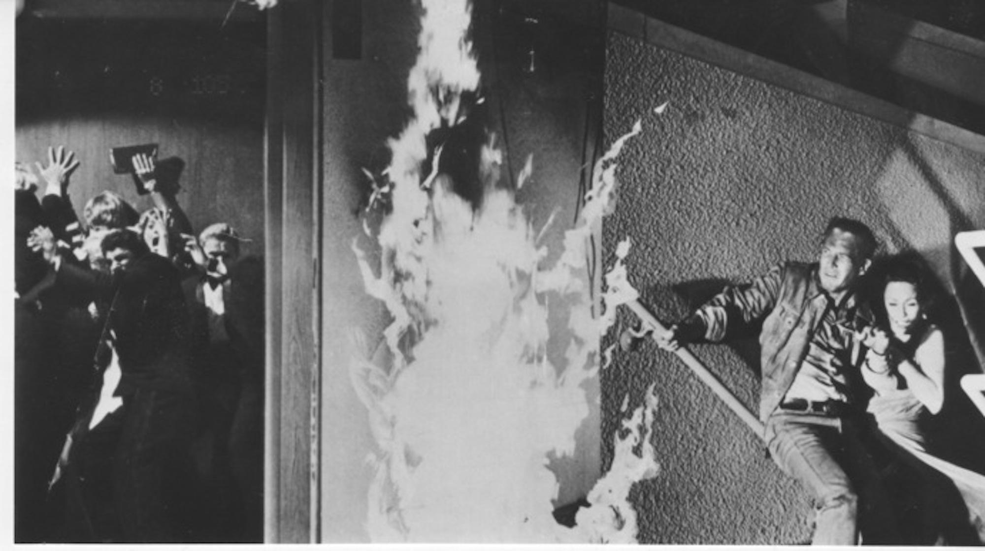 Unknown Figurative Photograph – Paul Newman am Set von „The Towering Inferno“ – Vintage-Foto – 1974