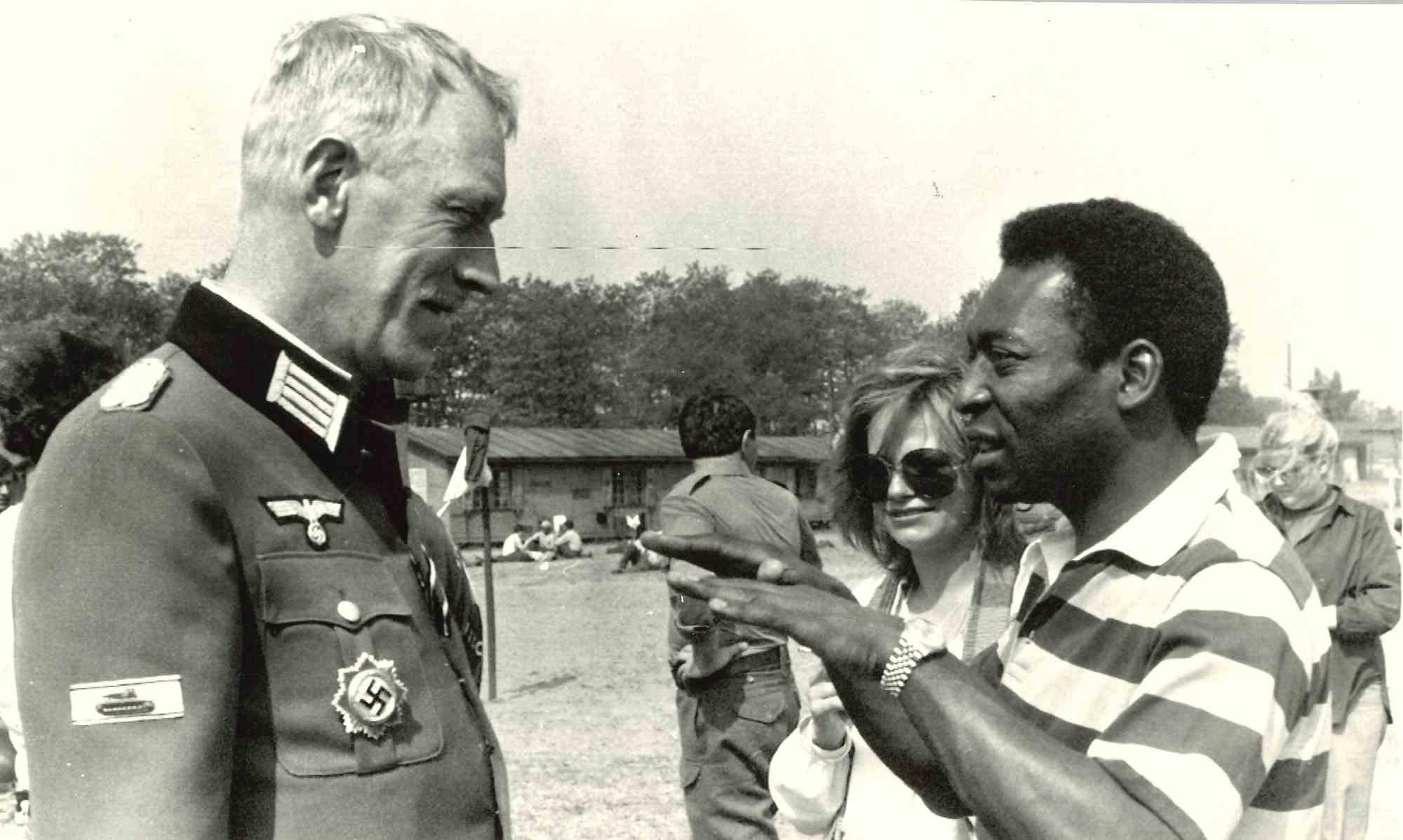 Unknown Figurative Photograph – Pelé und Max von Sidow bei den Dreharbeiten zu "Victory" - Vintage Photo - 1981