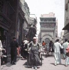 Persone in una strada della città vecchia del Cairo, Egitto 1955