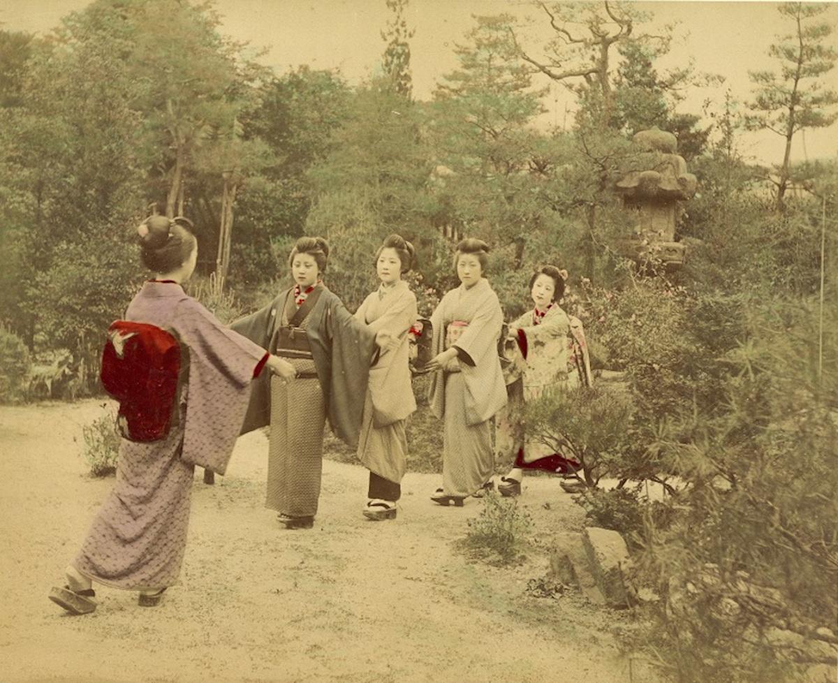Ensemble de Geishas dans un jardin - Ancienne estampe albumen colorée à la main 1870-1890 - Photograph de Unknown
