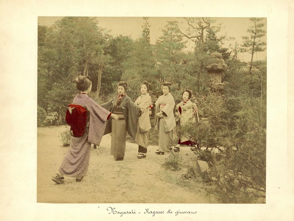 Ensemble de Geishas dans un jardin - Ancienne estampe albumen colorée à la main 1870-1890