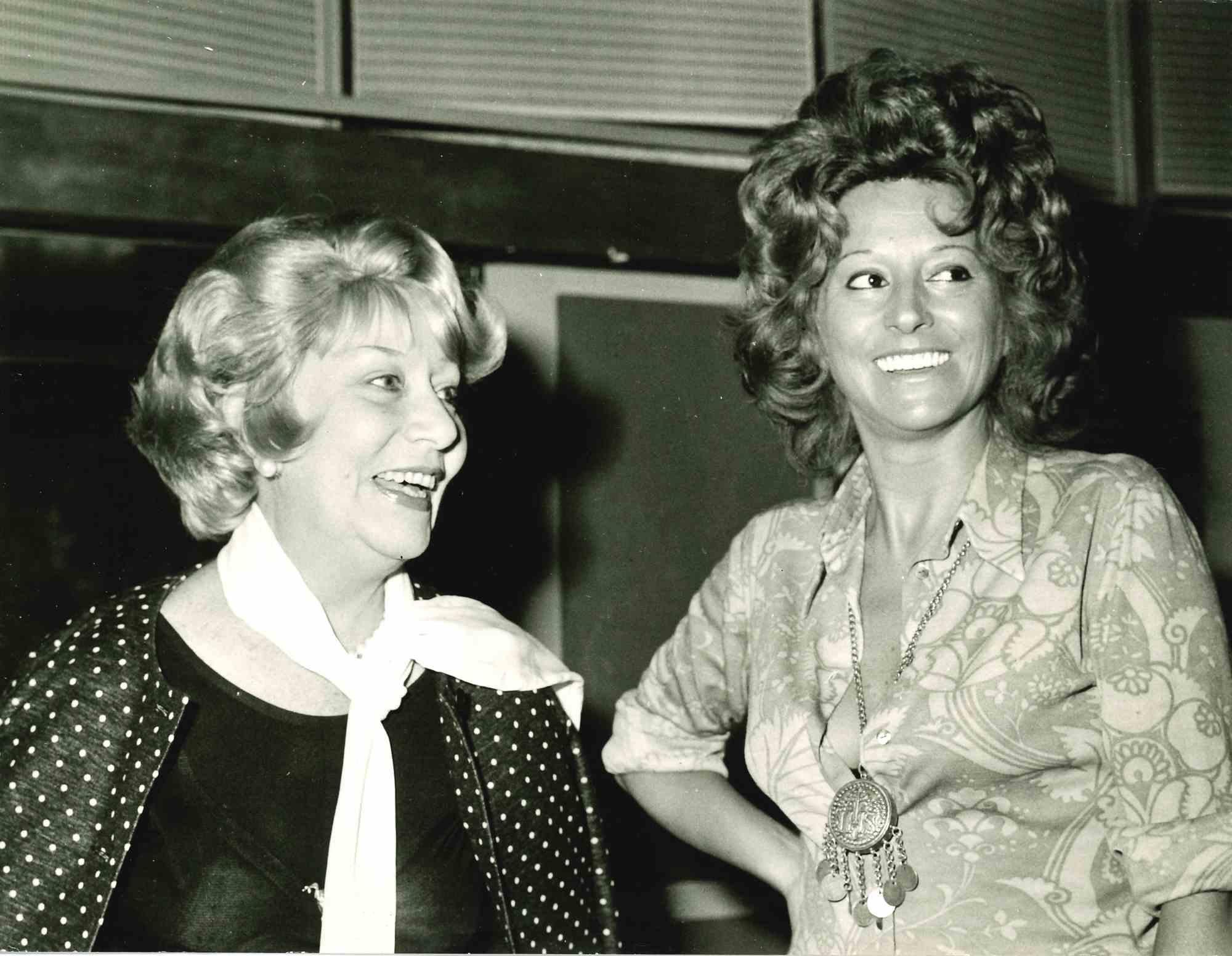Figurative Photograph di Unknown - Foto di Wanda Osiris e Miranda Martino - anni '1960