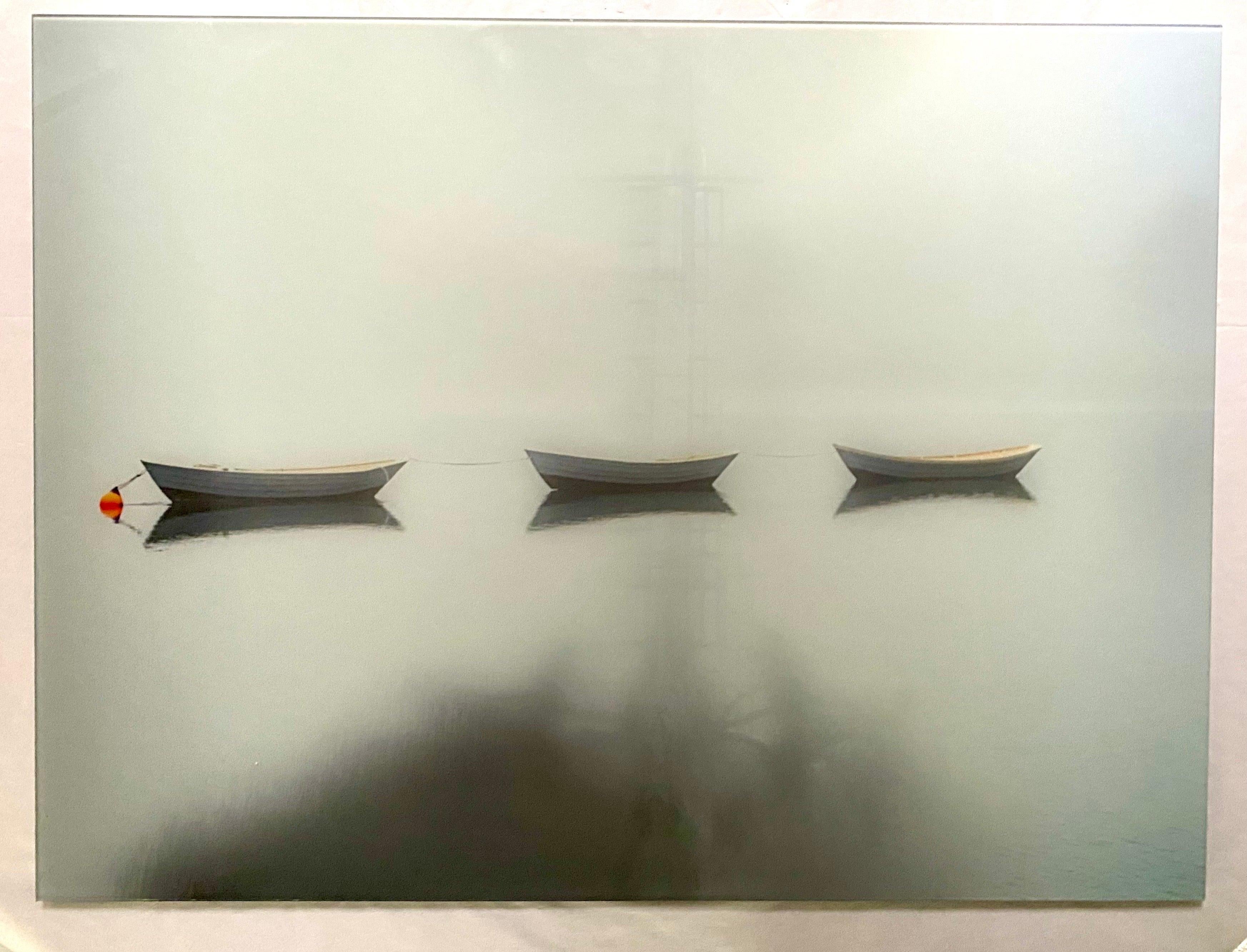 Fotografie von drei Booten in einem See mit dem Titel „Magic Lake“ (Moderne), Photograph, von Unknown