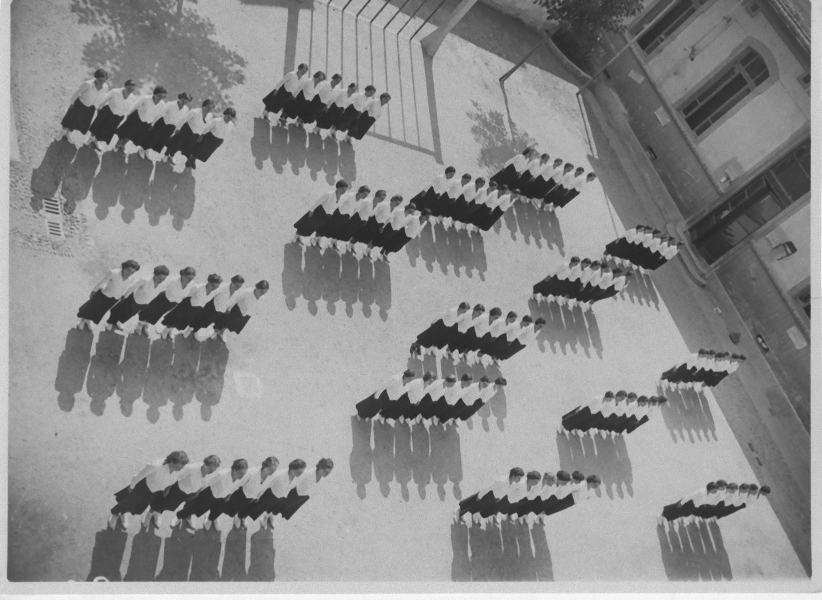 Éducation physique dans une école pendant le fauvisme - Photo vintage b/w des années 1930