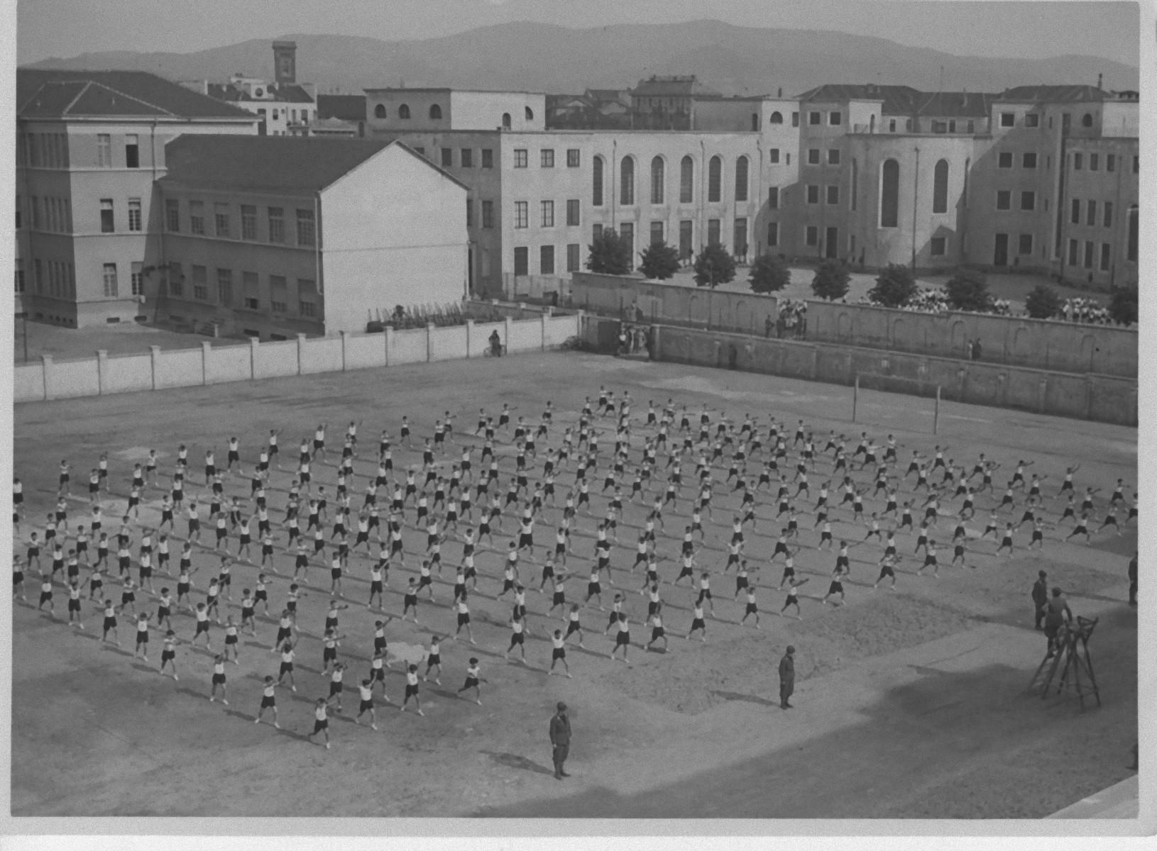 Unknown Figurative Photograph – Physical Education in a School During Fascism - Vintage b/w Foto - 1934 c.a.