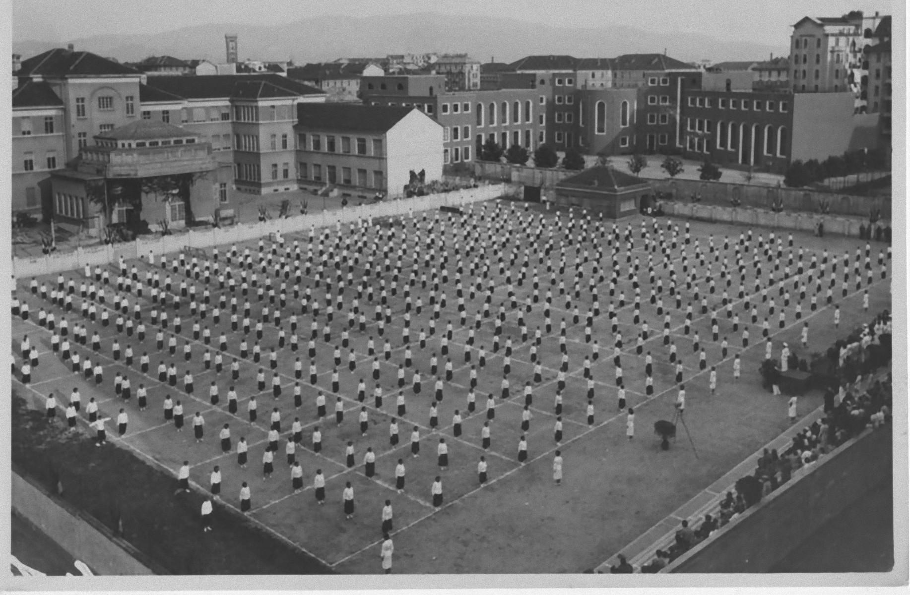 Unknown Figurative Photograph – Physikalische Ausbildung in einem Stadium während des Fascismus - Vintage b/w Foto - 1934