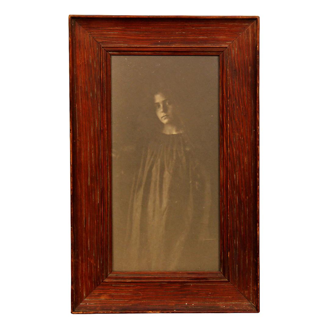 Fotografische Fotografie des Zeitgenössischen, „Pensive Woman“ – Photograph von Unknown