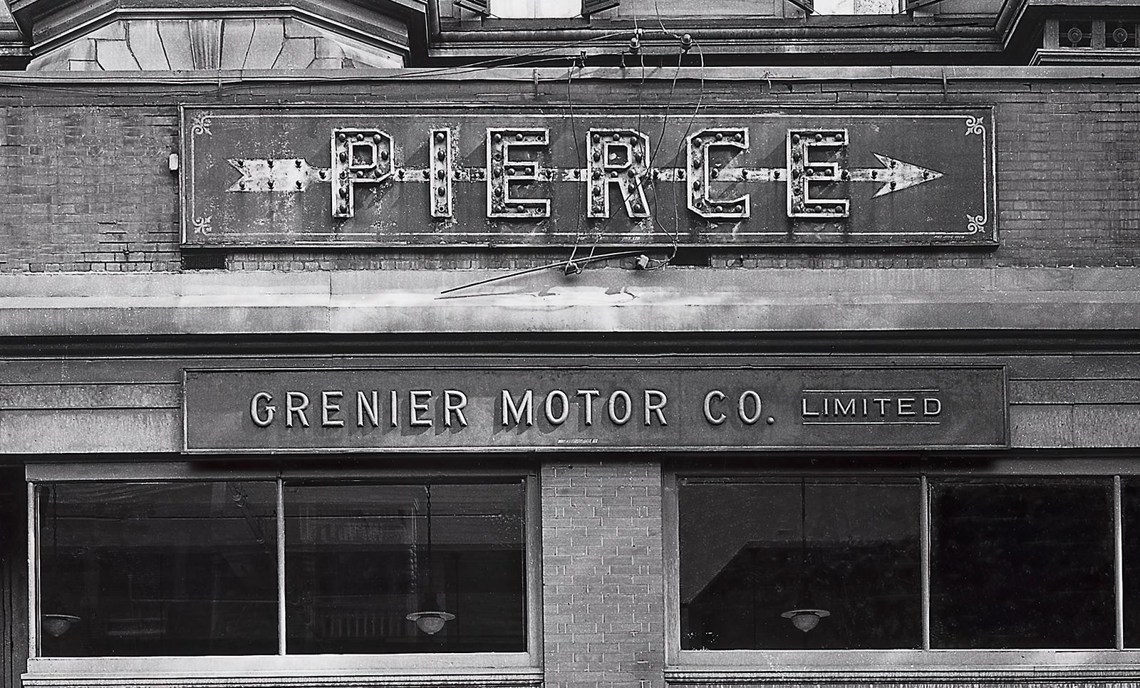 Pierce Arrow - Stampa d'archivio fine art, Bianco nero, Vetrina di un concessionario d'auto - Photograph di Unknown