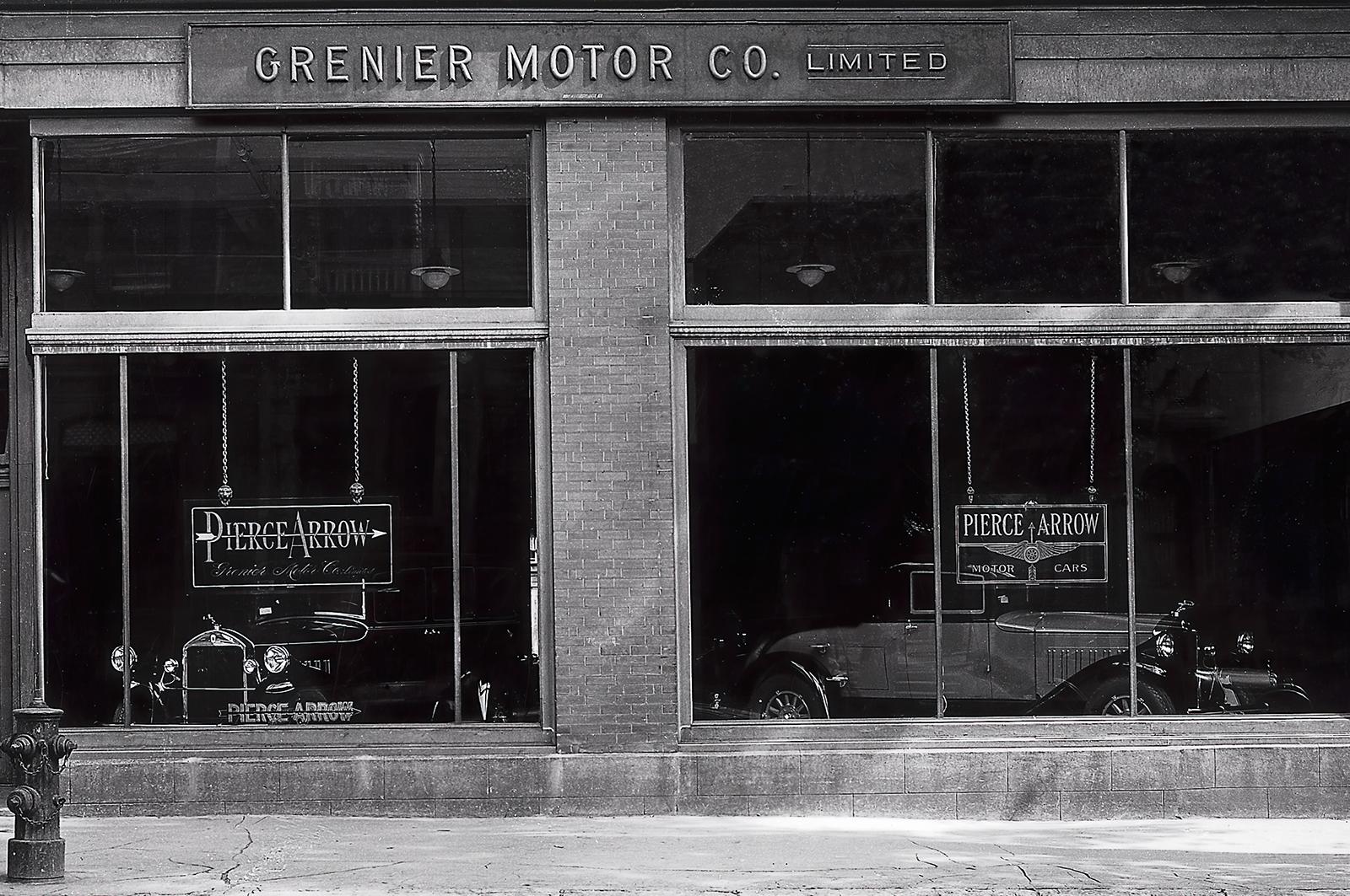 Pierce Arrow - Stampa d'archivio fine art, Bianco nero, Vetrina di un concessionario d'auto - Photograph Accademia di Unknown