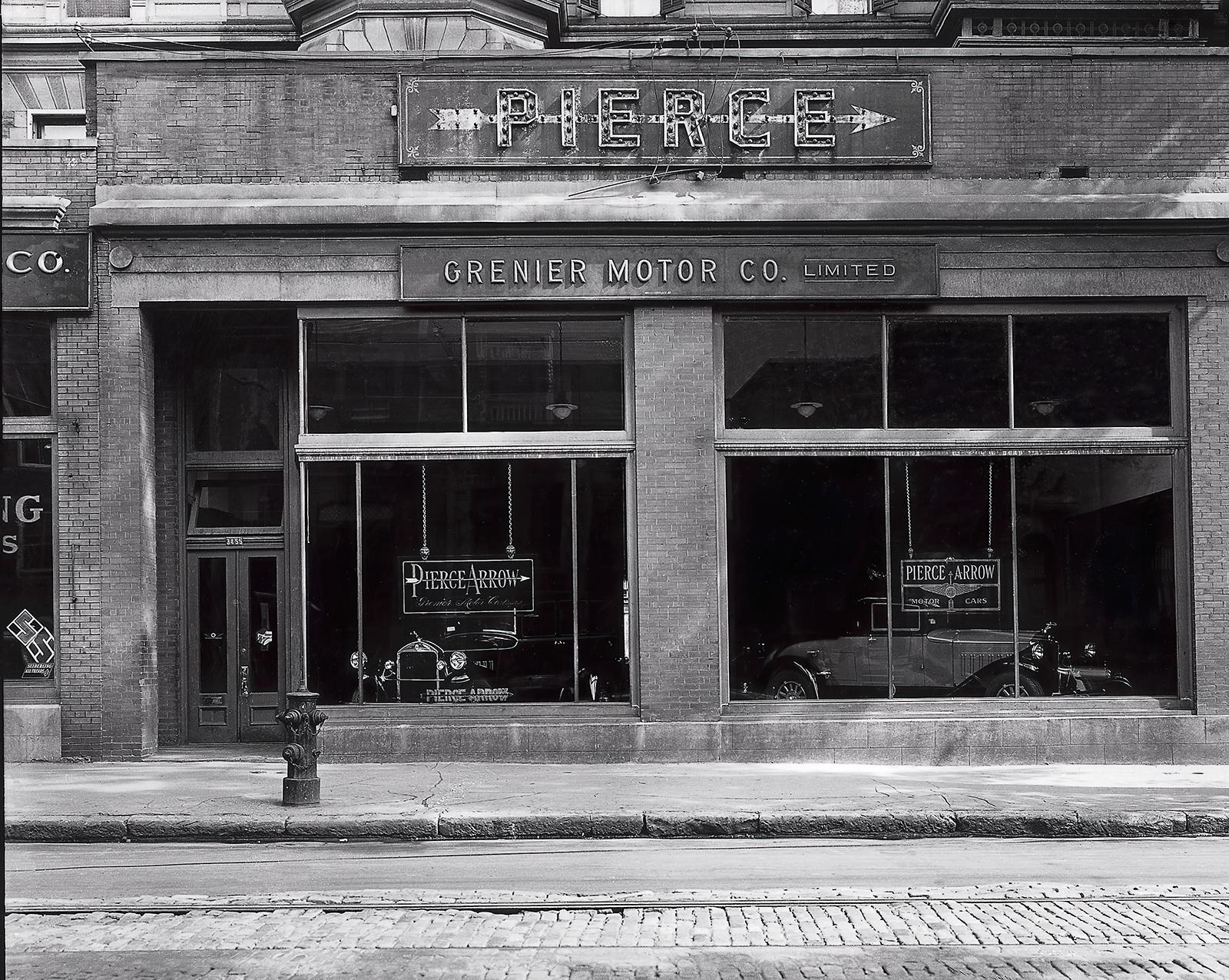 Stampa d'archivio a pigmenti su carta Hahnemühle Photo Rag® Baryta 315 g/m² di una fotografia della vetrina di un ex concessionario di auto del marchio Pierce Arrow del 1925 intitolata 