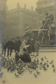 Tauben bei der Fütterung in Lyon, Frankreich, Silbergelatine-Schwarzweißfotografie, 1927
