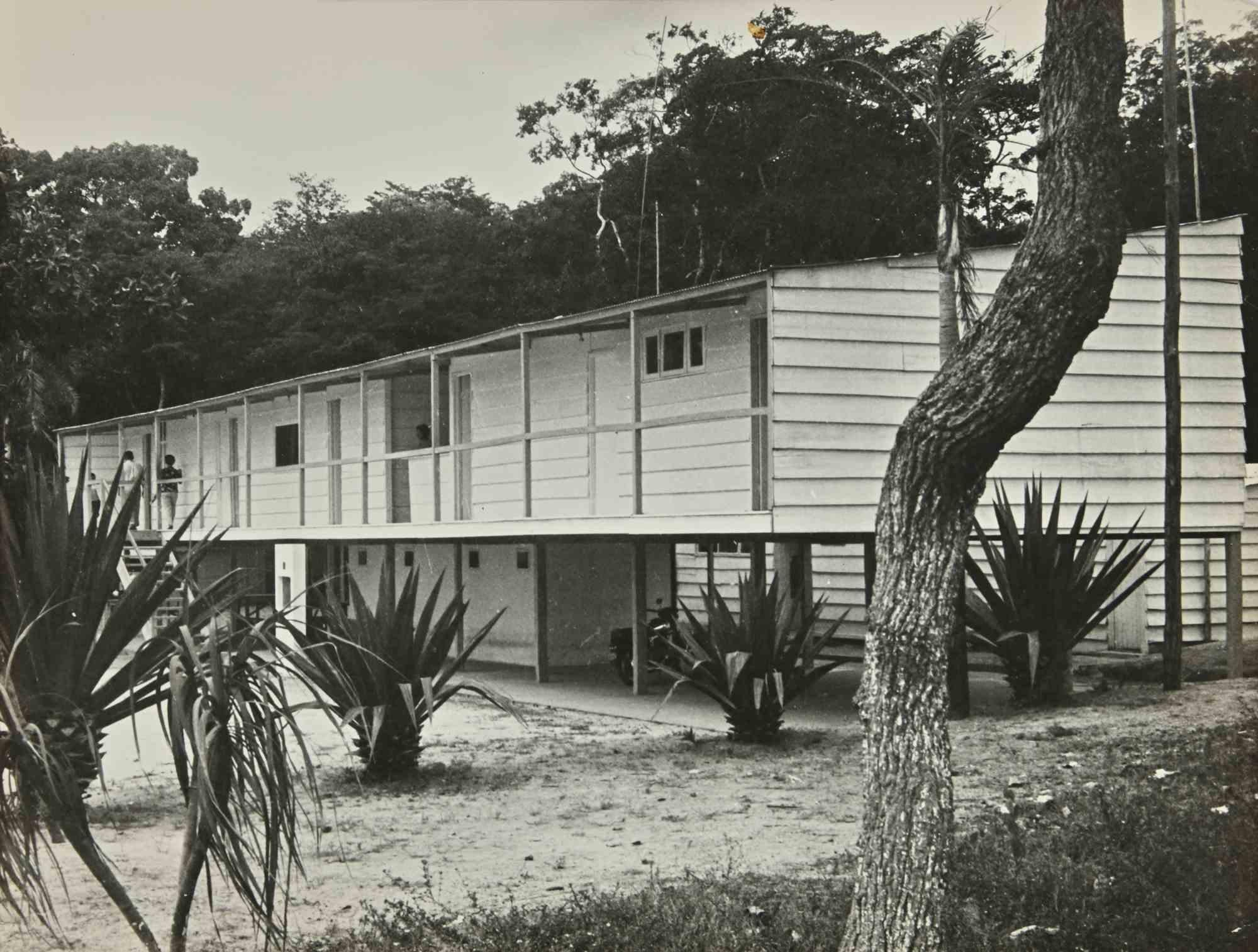 Unknown Landscape Photograph – Pilotis House – Strand in Brasilien – Vintage-Foto – 1970er Jahre