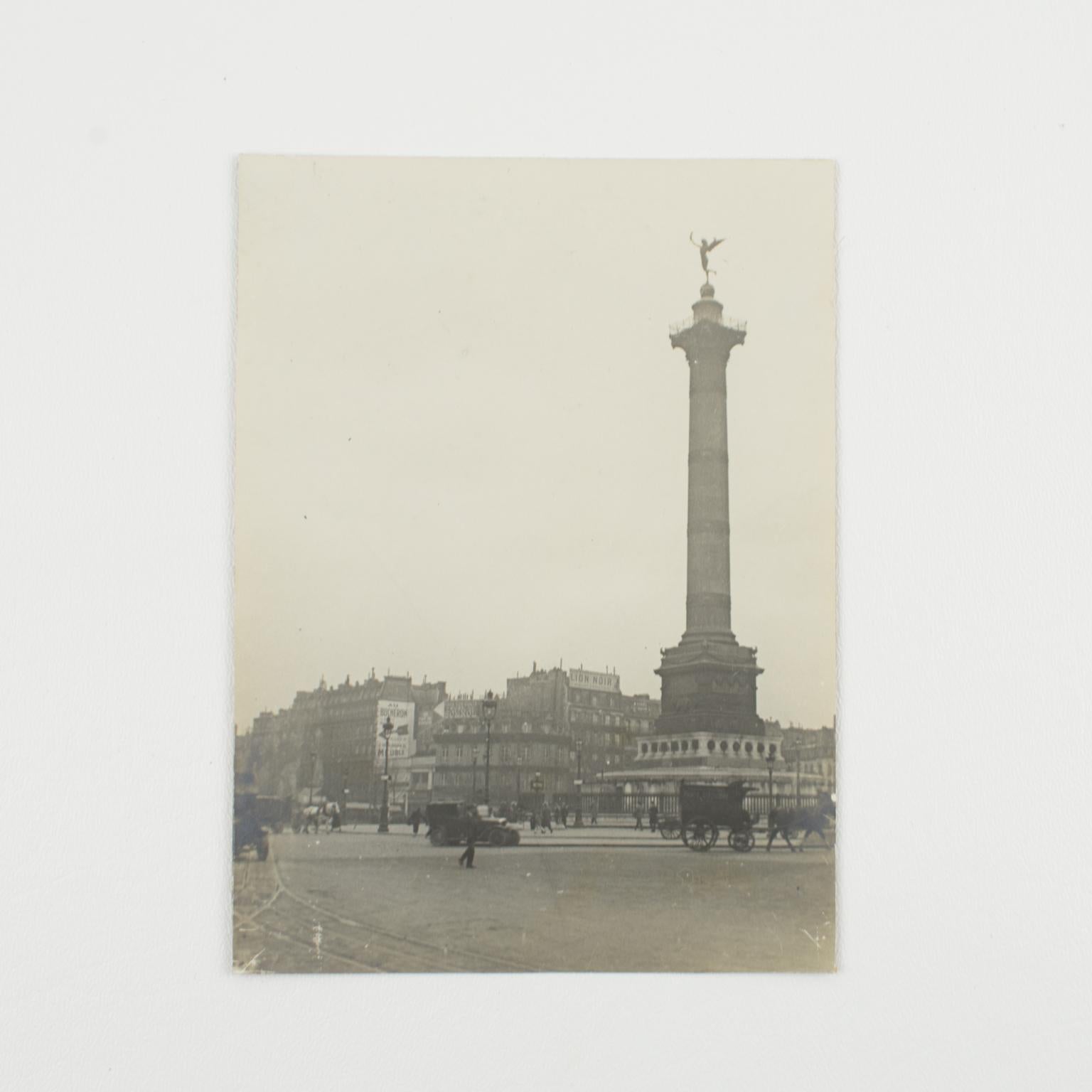 Place de la Bastille Parigi, 1928 - Fotografia alla gelatina d'argento in bianco e nero in vendita 5