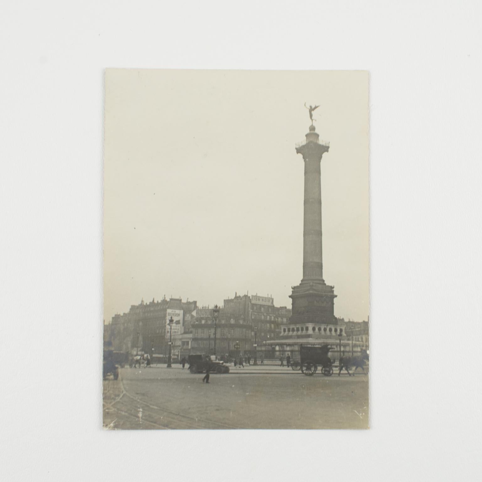 Place de la Bastille Paris, 1928 – Silber-Gelatine-Schwarz-Weiß-Fotografie (Art déco), Photograph, von Unknown