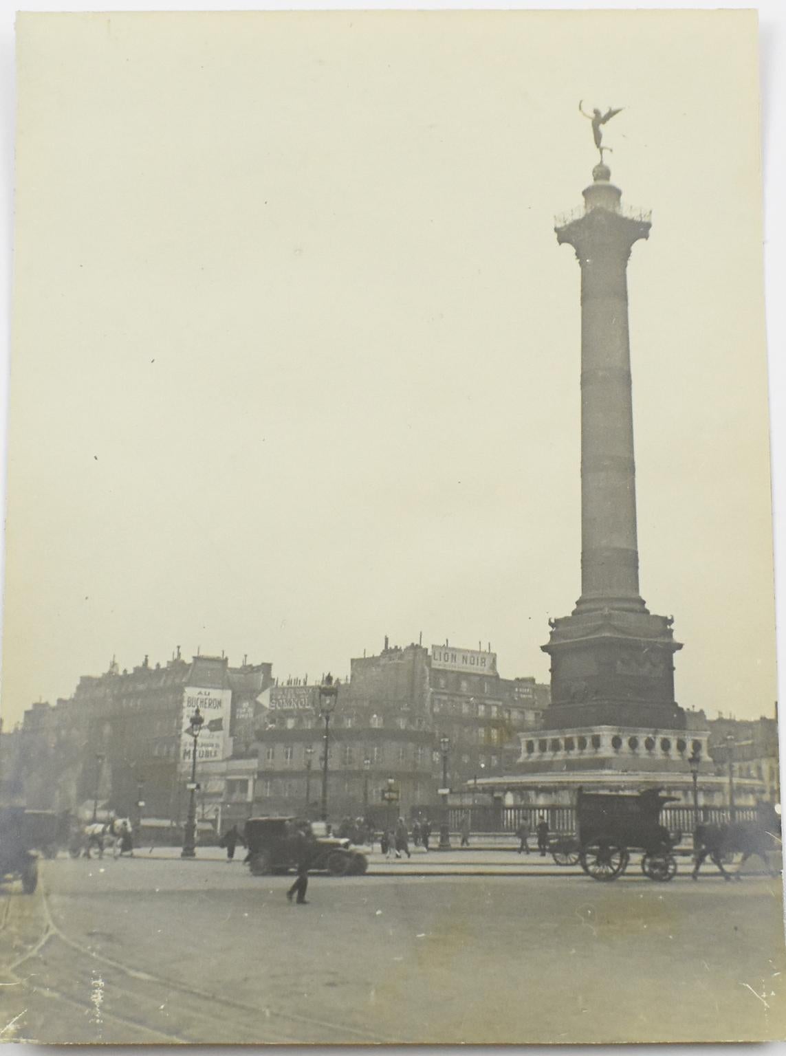 Un'originale fotografia in bianco e nero alla gelatina d'argento, unica nel suo genere. Parigi, La Place De La Bastille, novembre 1928.
Caratteristiche:
Stampa originale alla gelatina d'argento Fotografia senza cornice.
Fotografia per la