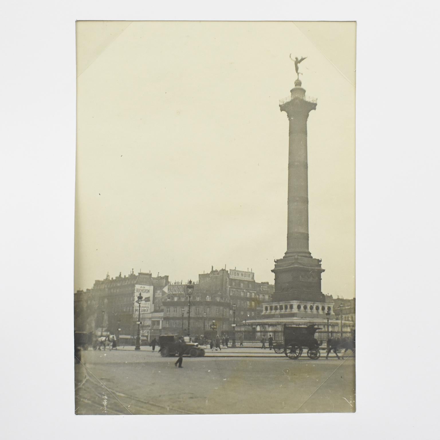 Place de la Bastille Parigi, 1928 - Fotografia alla gelatina d'argento in bianco e nero in vendita 2