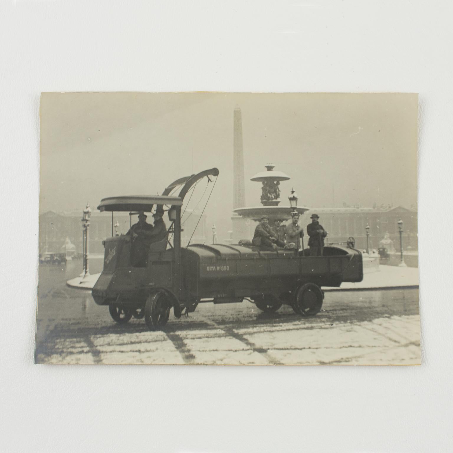 A unique original silver gelatin black and white photography. Paris, a salt truck on Place de la Concorde under the snow, January 16th, 1926.
The employees of the mayor of Paris spread salt on the Parisian road covered by a thick layer of