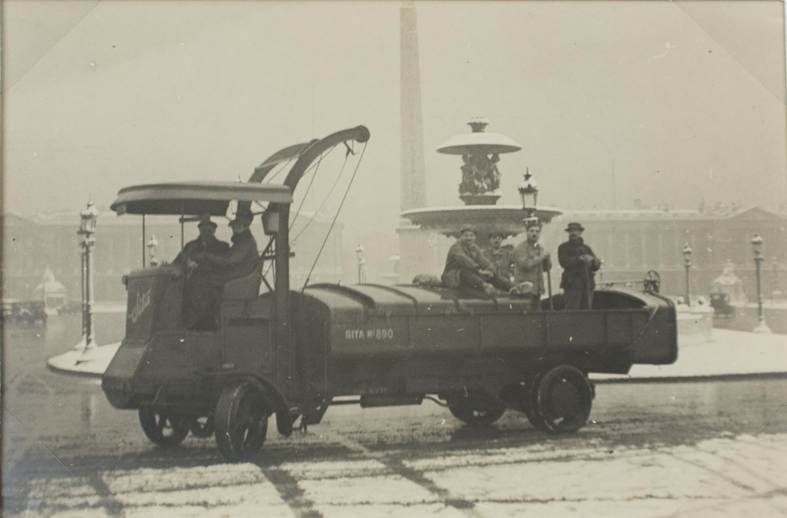 Unknown Black and White Photograph - Place de La Concorde in Paris under the Snow, Silver Gelatin B and W Photography