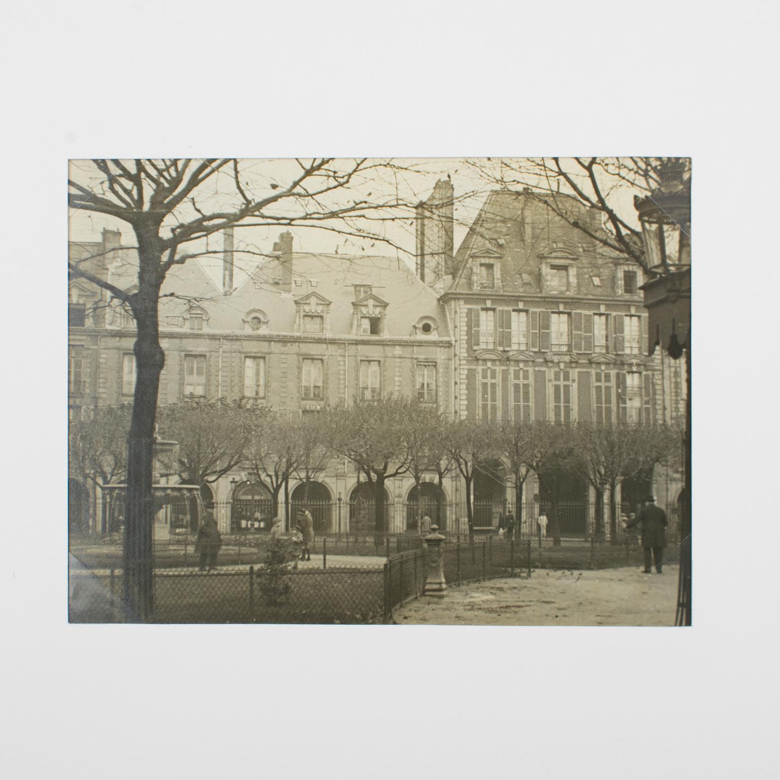 Place des Vosges à Paris, 1928, photographie noir et blanc au gélatino d'argent - Photograph de Unknown