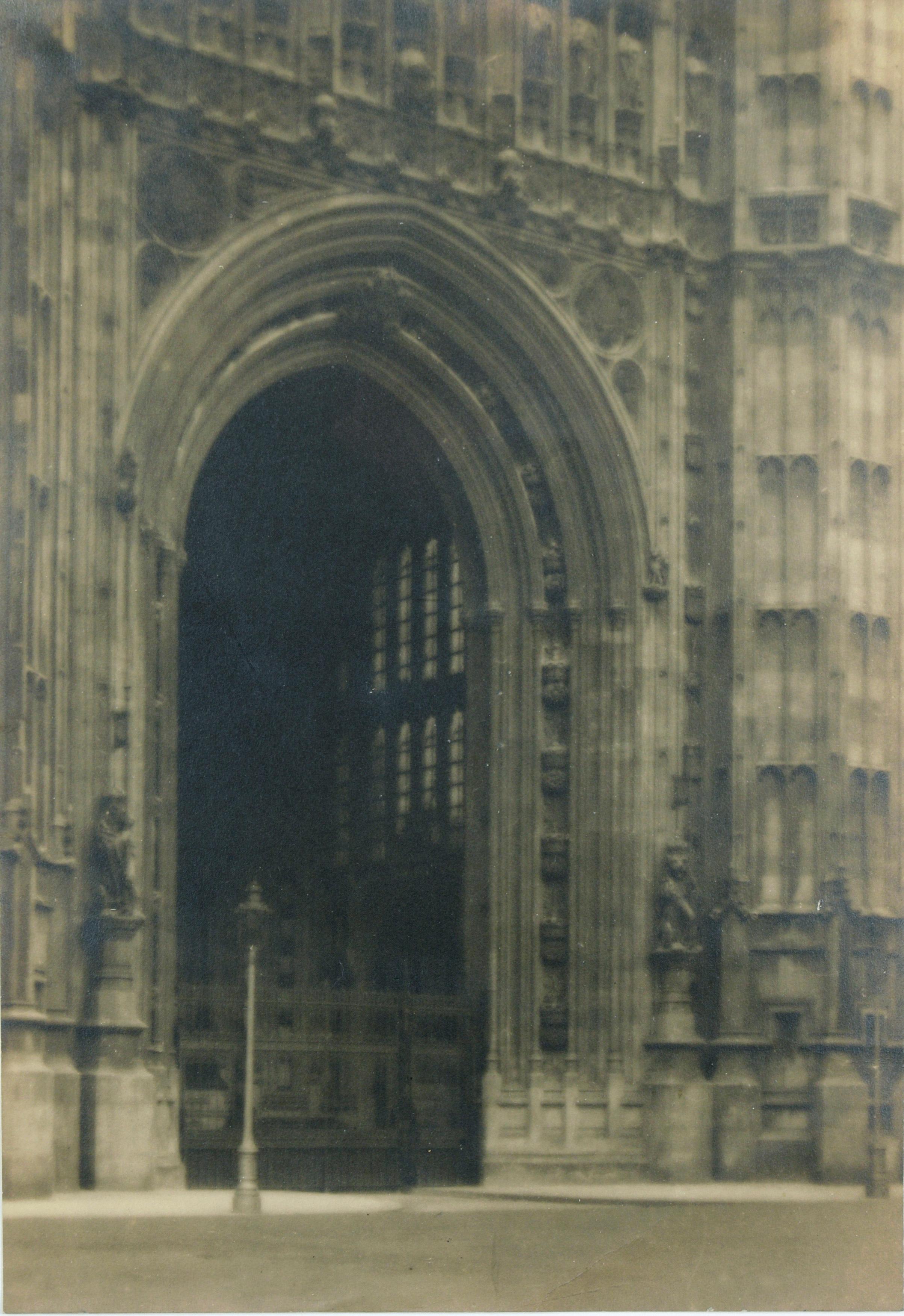 Platindruck Foto - Eingang des Victoria Tower in Westminster mit Weichzeichner – Photograph von Unknown