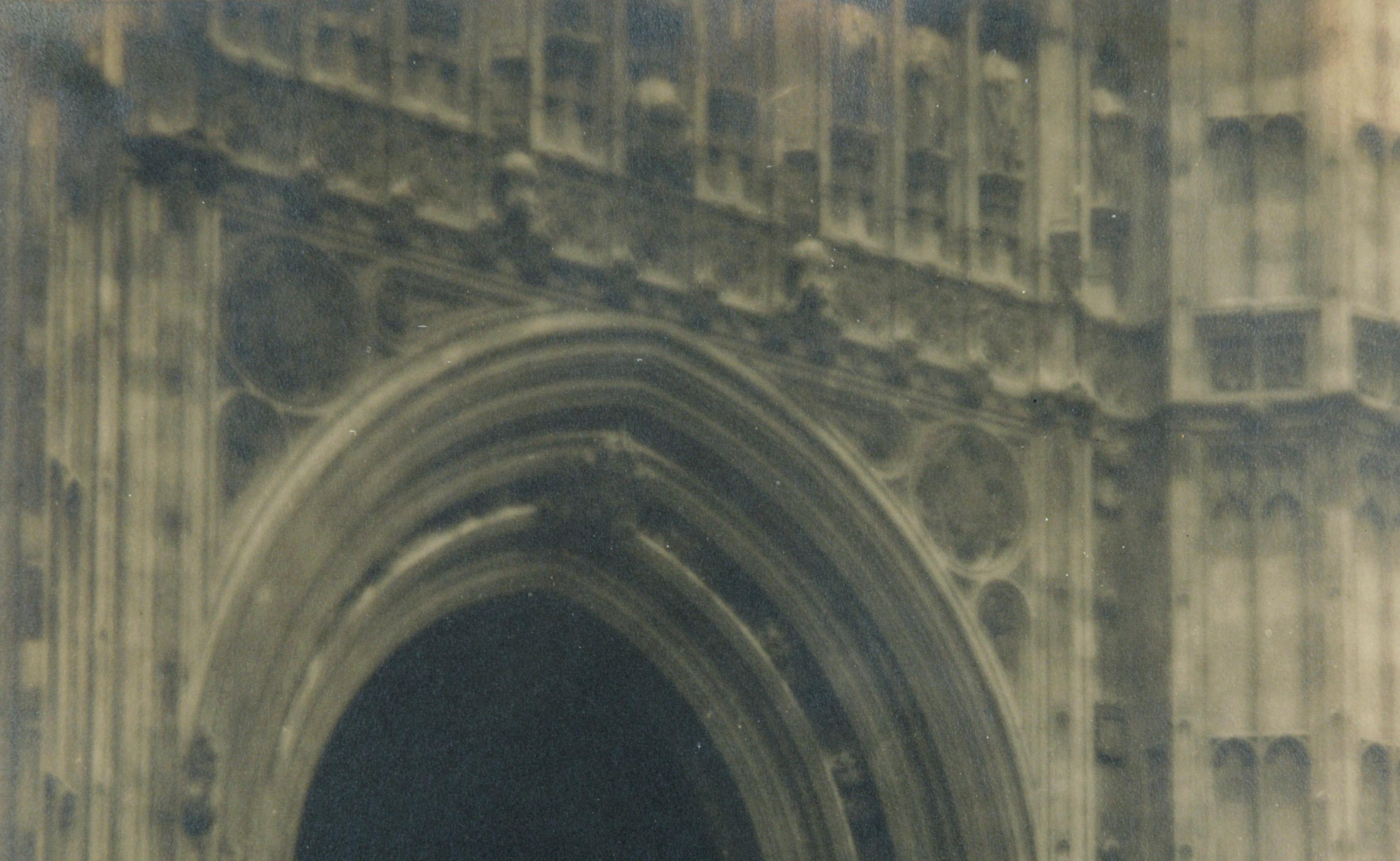 Platindruck Foto - Eingang des Victoria Tower in Westminster mit Weichzeichner (Sonstige Kunststile), Photograph, von Unknown