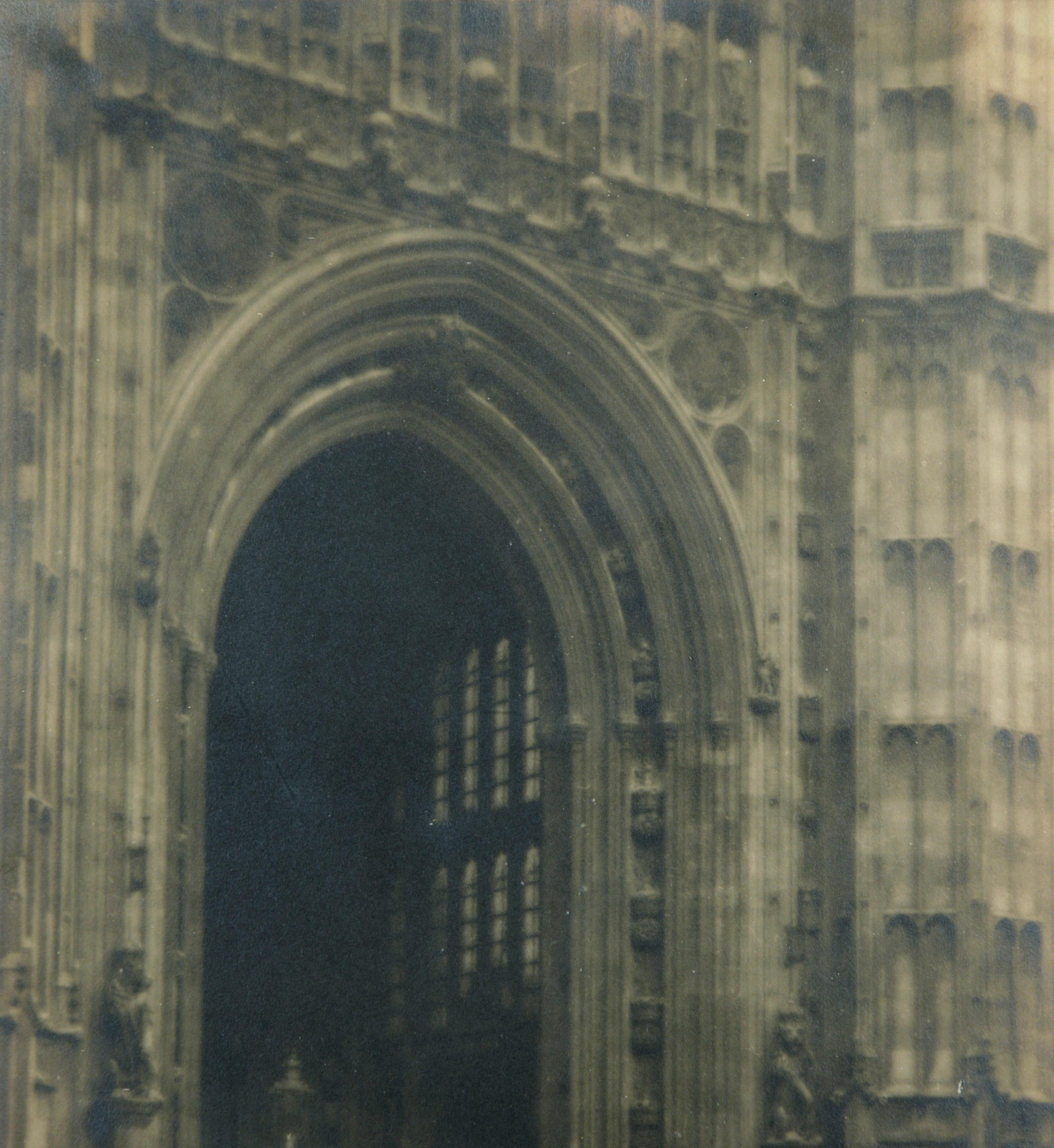 Platindruck Foto - Eingang des Victoria Tower in Westminster mit Weichzeichner (Schwarz), Black and White Photograph, von Unknown